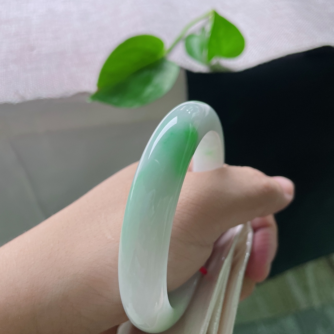 57.7/12.2/8.8，白底青正圈，一抹翠色鲜艳夺目，雍容华贵，肉细种老，无裂，ss53391a