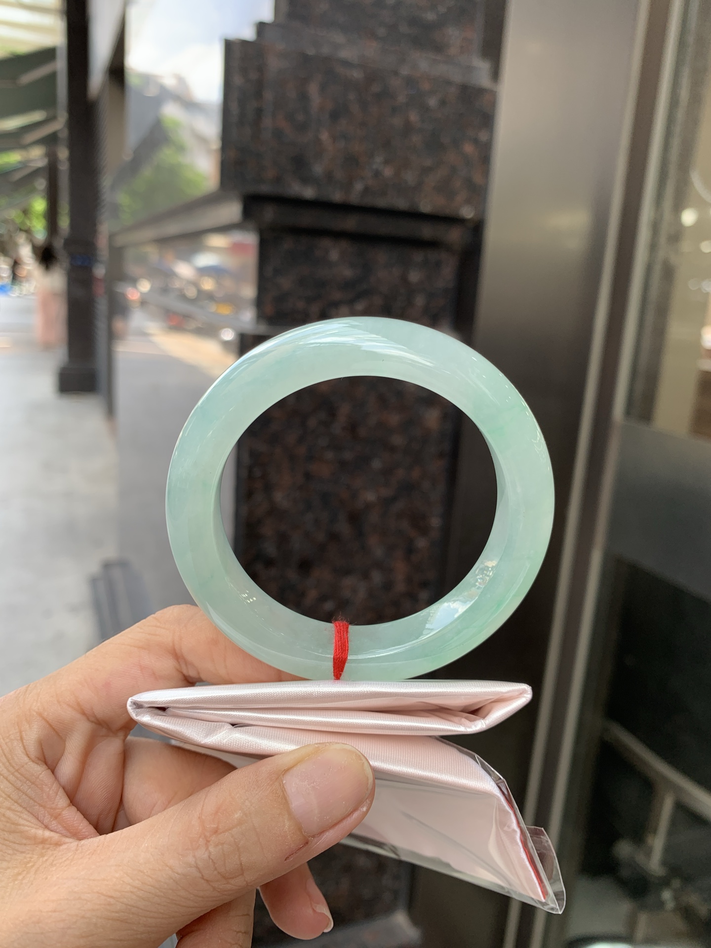 冰晴飘绿正圈 53.9-9.1-11.7 0621-65-13164 打灯细纹，底妆水润细腻，满圈晴绿底色飘金丝绿花，鲜艳得像新冒头的嫩芽，灵动清新，即柔和又充满生机