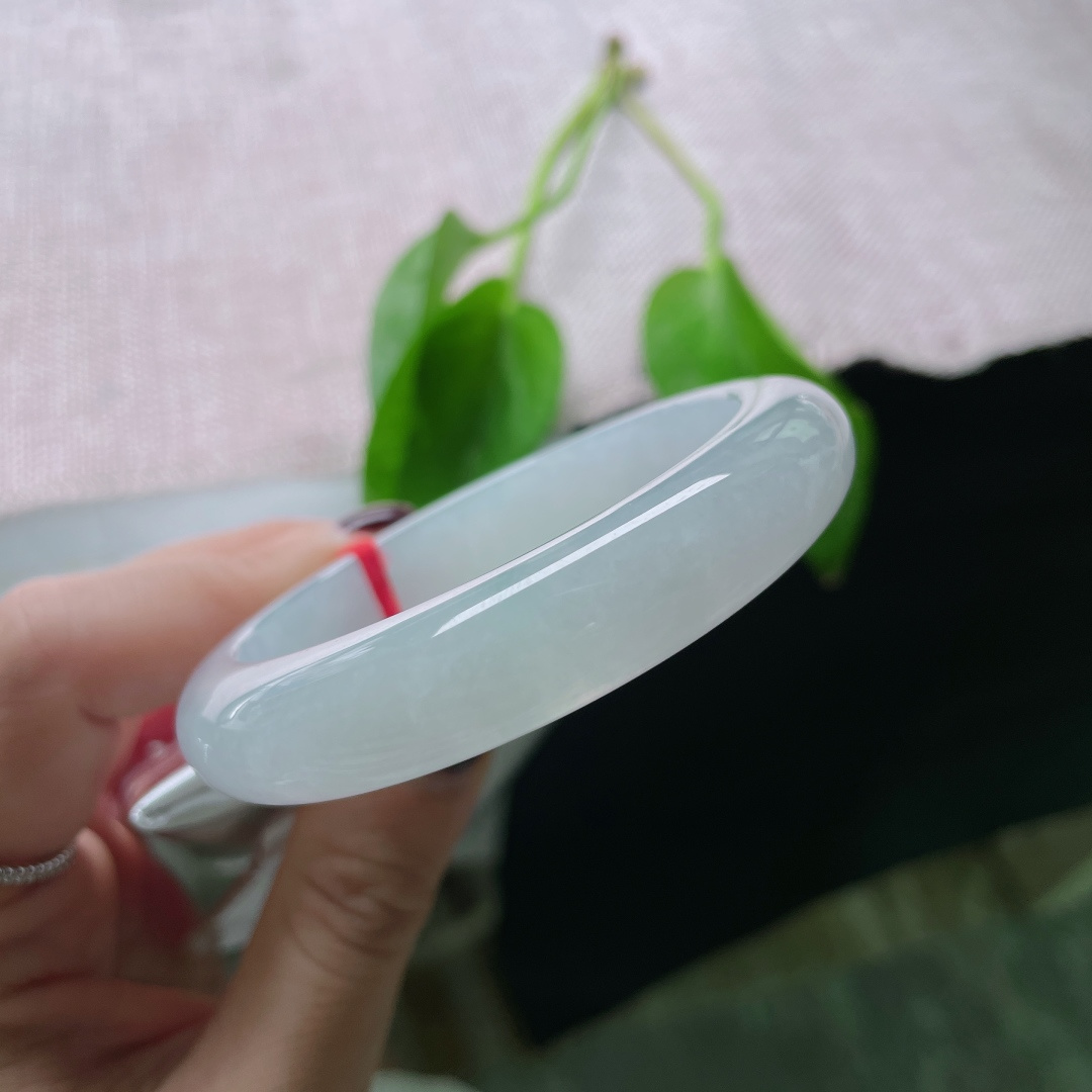 54.6/12.2/8.3，冰紫正圈，像三月的紫藤倒影在春水里，摇摇晃晃，如梦似幻。一点皮纹，ss54545a
