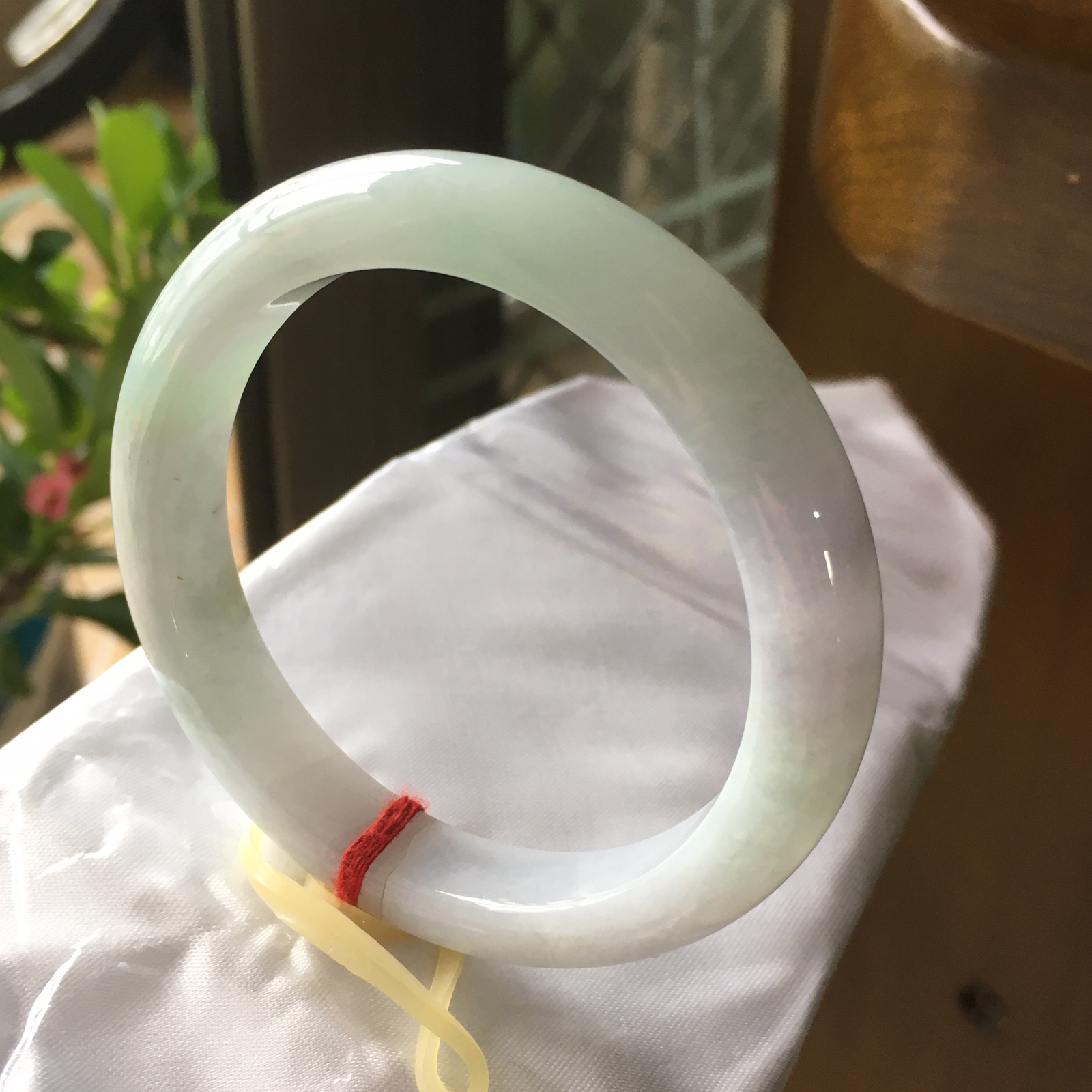 52圈口正圈春菜手镯，质地细腻水润，有纹裂，自然光实拍，尺寸：51.8*9.8*7.1（毫米）手工测量略有误差