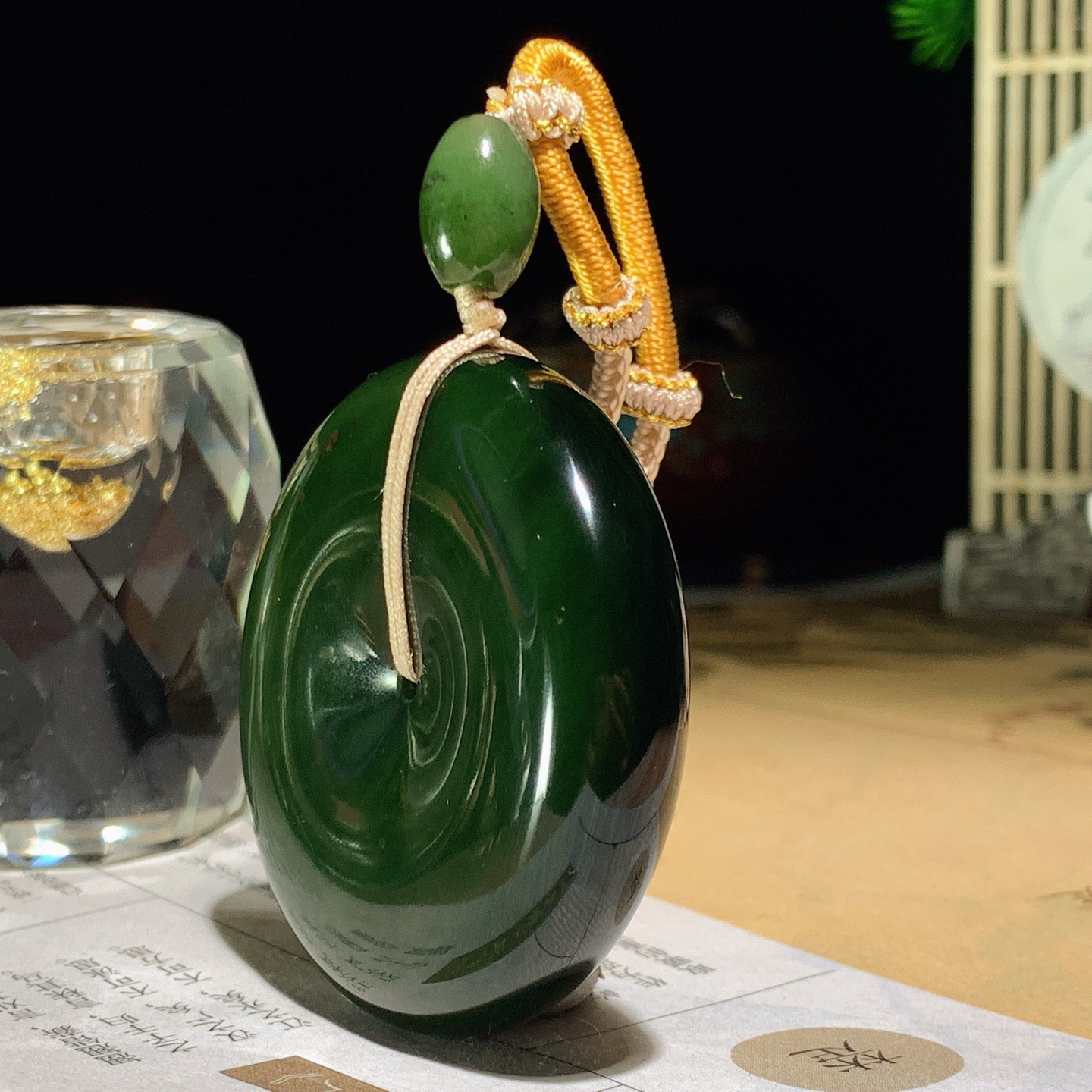 和田玉菠菜绿俄罗斯碧玉平安扣挂件！尺寸50/12重68克 玉质细腻油润 底色纯净 脂粉好，品质好。lt260620