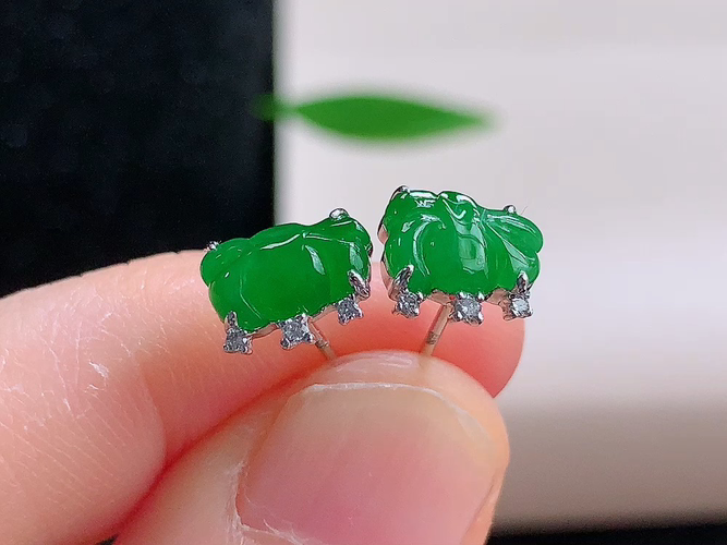 ️ 18K金伴钻绿耳钉，无裂，尺寸取一8.4-5.1-1.8mm，包A附证书
