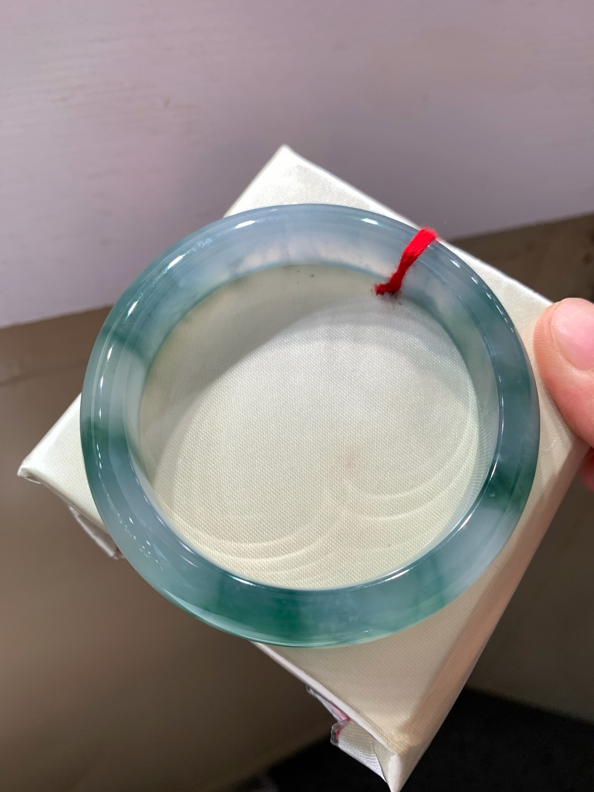 尺寸57.3/12.5/8.4，冰种飘蓝花手镯
冰透水润 种老肉细