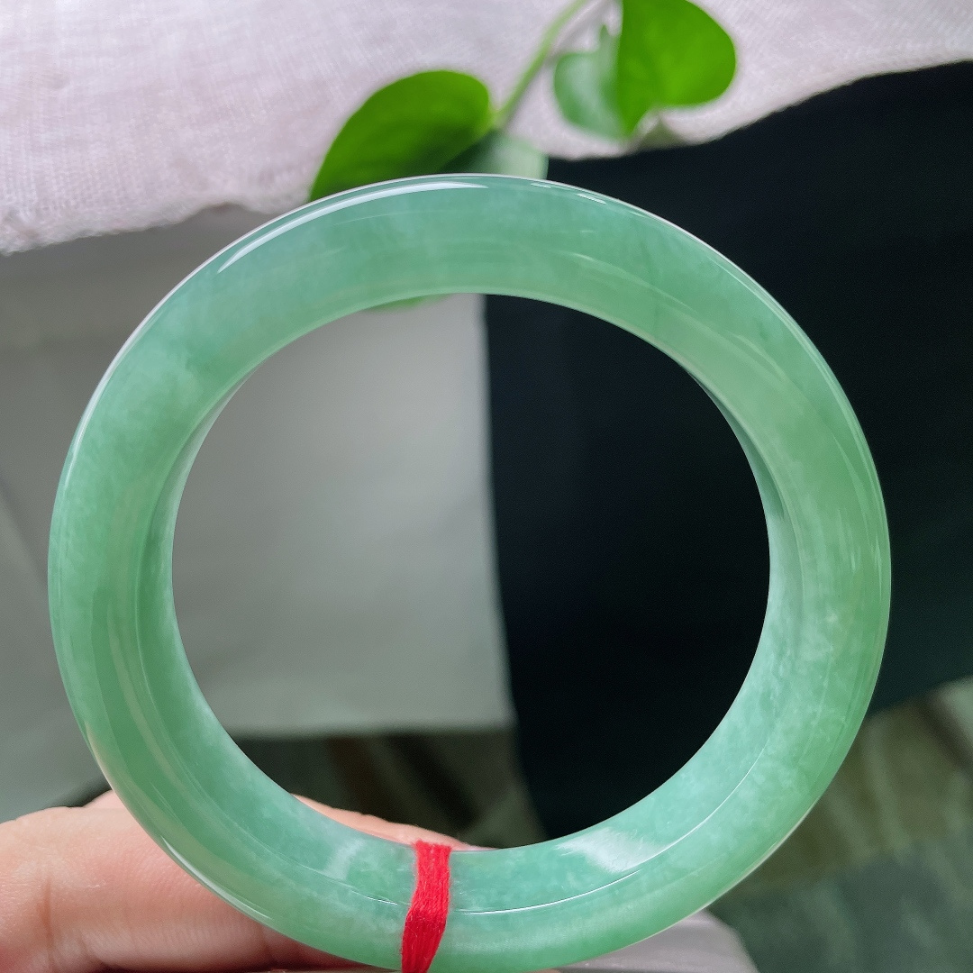57.9/12.2/9.4。绿底正圈，水头好，色泽分布均匀，翠色入眼，岁岁平安常伴。皮纹，ss55046a