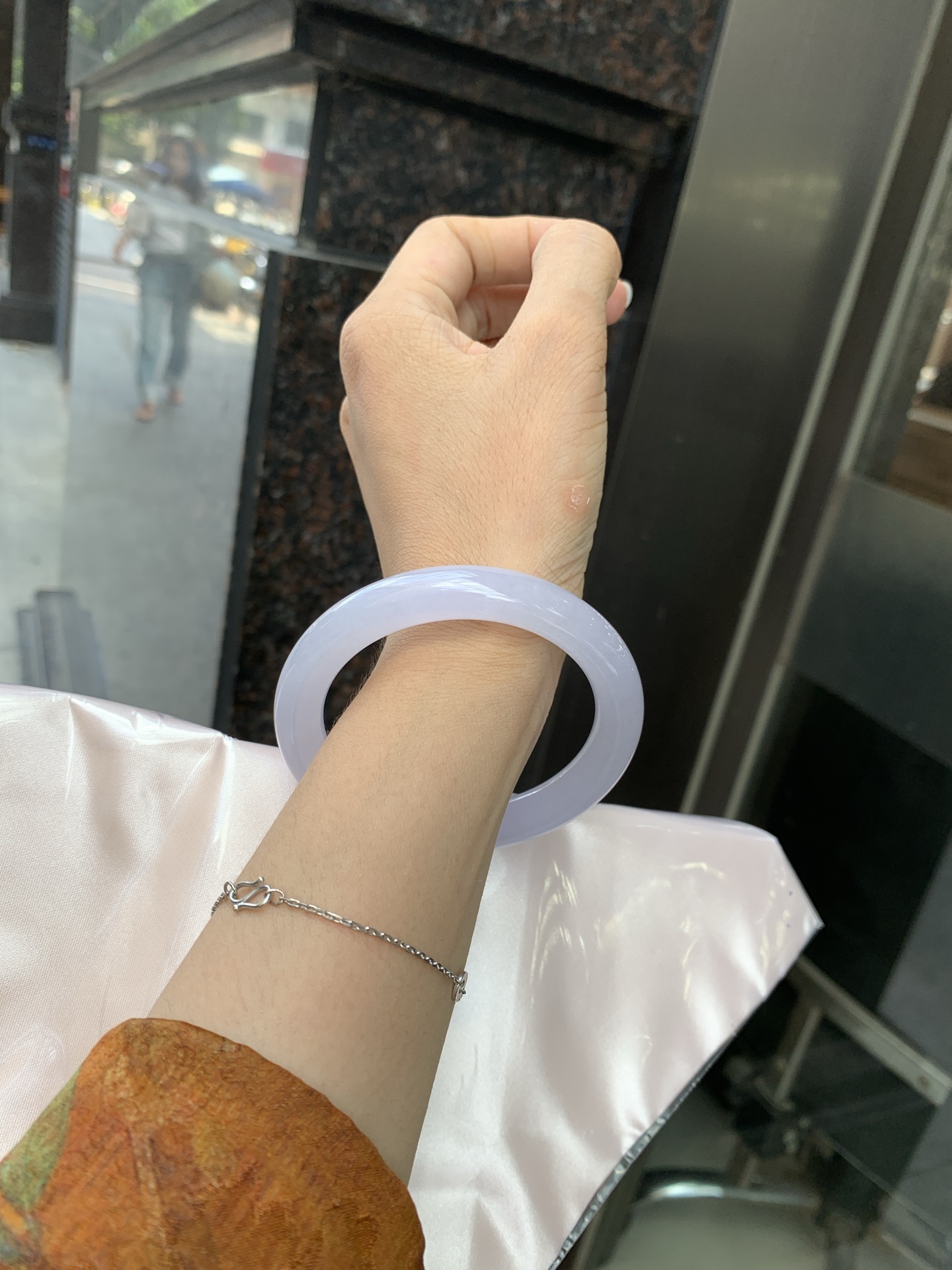 冰粉紫圆条 0621-66-02756 底妆冰润，淡淡粉紫，清透飘渺如雾般连绵，水光流转的美貌紫镯绝妙冰透，醉卧水云间，氤氲诗意的美跃然于手腕之间