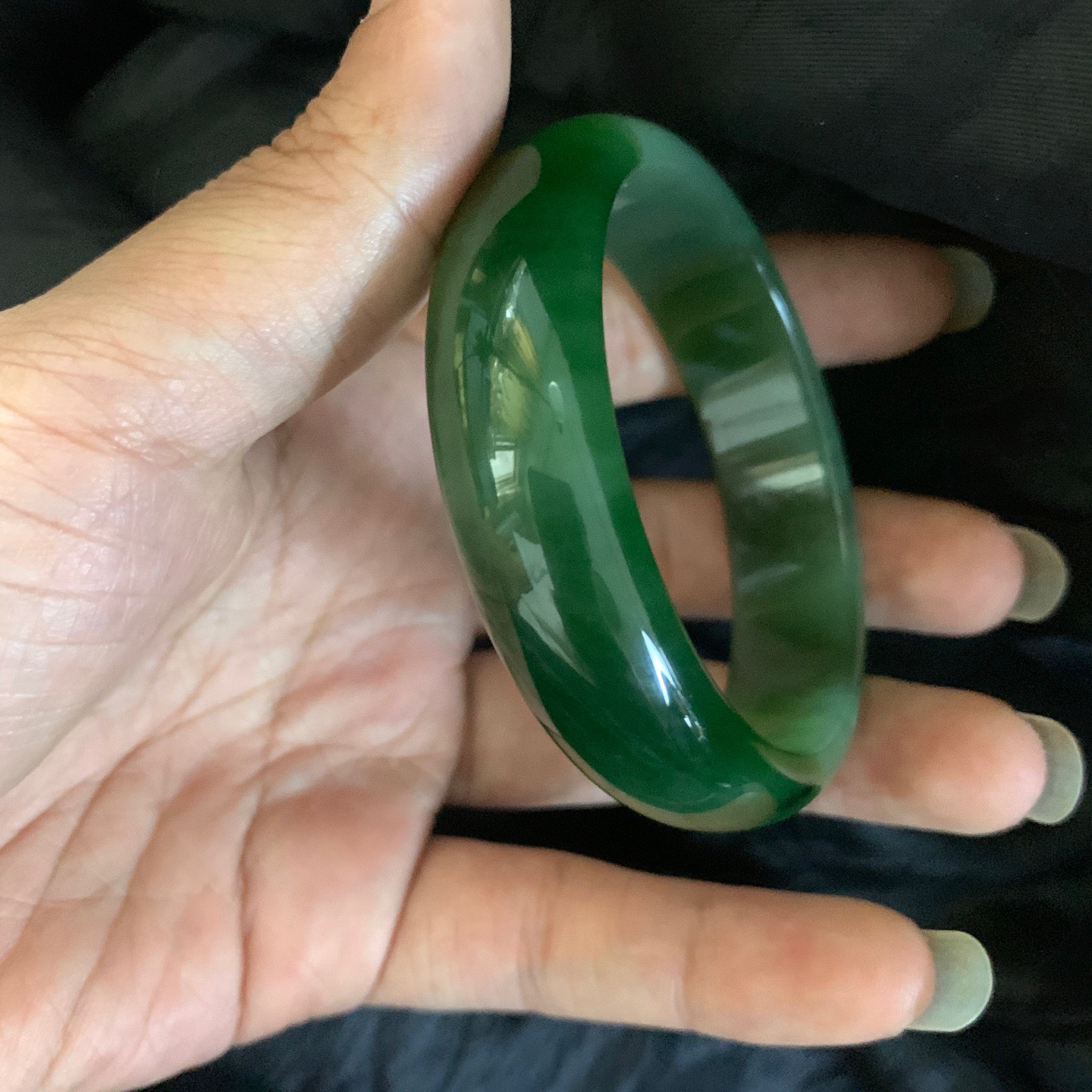 和田玉58圈口碧玉阳绿色手镯，镯型古朴典雅。在诗情画意的雨巷相遇，你是我腕间的一抹风情，有你眸有深情.清风荡漾湖间静水，我愿俯身低眉，在烟波涟漪处寻