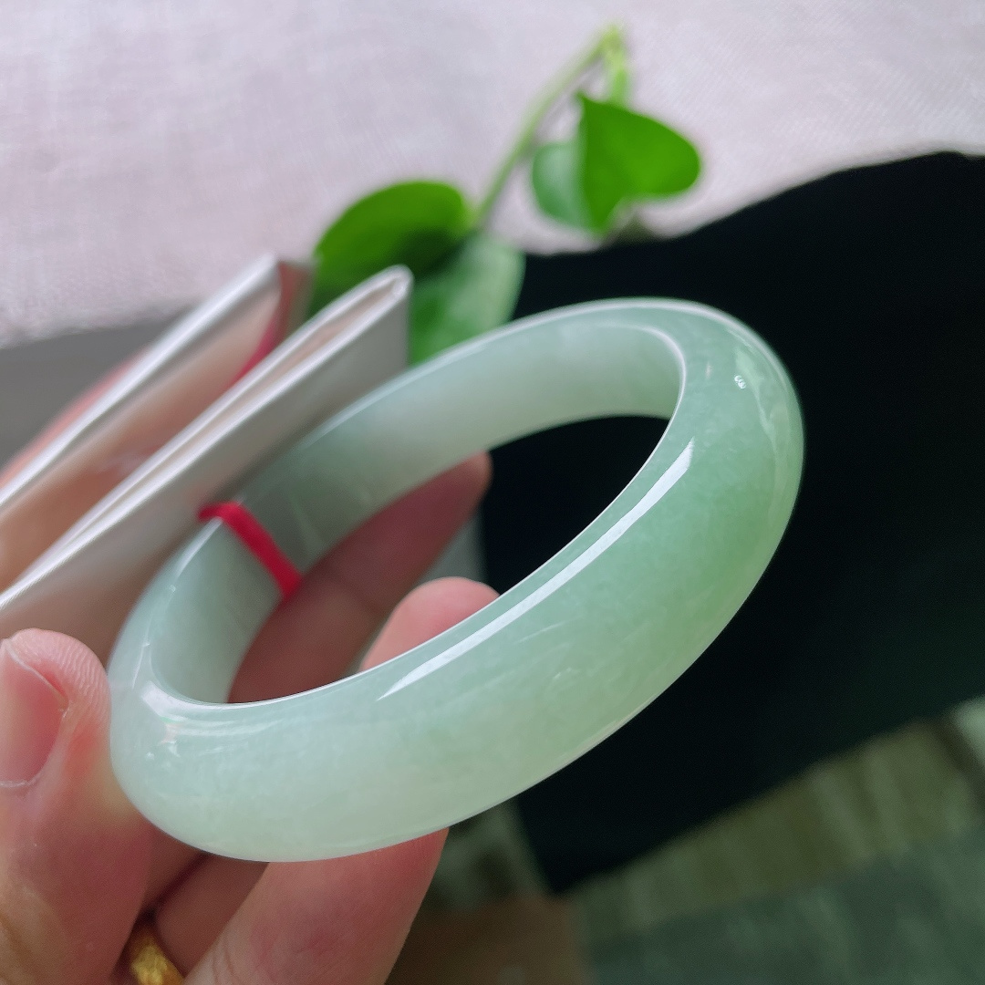 55.6/12.6/8.4，淡绿底正圈，清秀，举手投足间尽显优雅，温婉动人，无裂，ss55262a