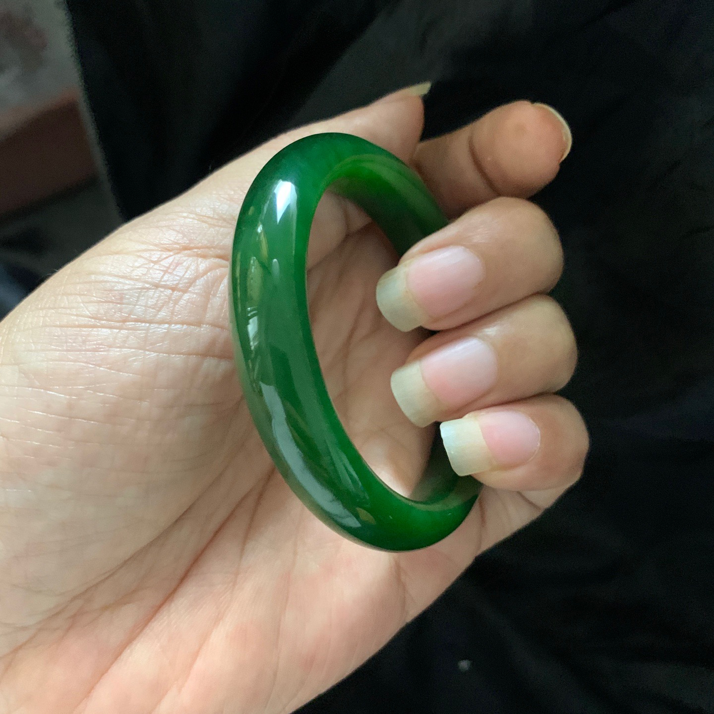土豪款，和田玉51.5圈口碧玉阳绿色手镯，镯型古朴典雅。在诗情画意的雨巷相遇，你是我腕间的一抹风情，有你眸有深情.清风荡漾湖间静水，我愿俯身低眉，在烟波涟漪处寻