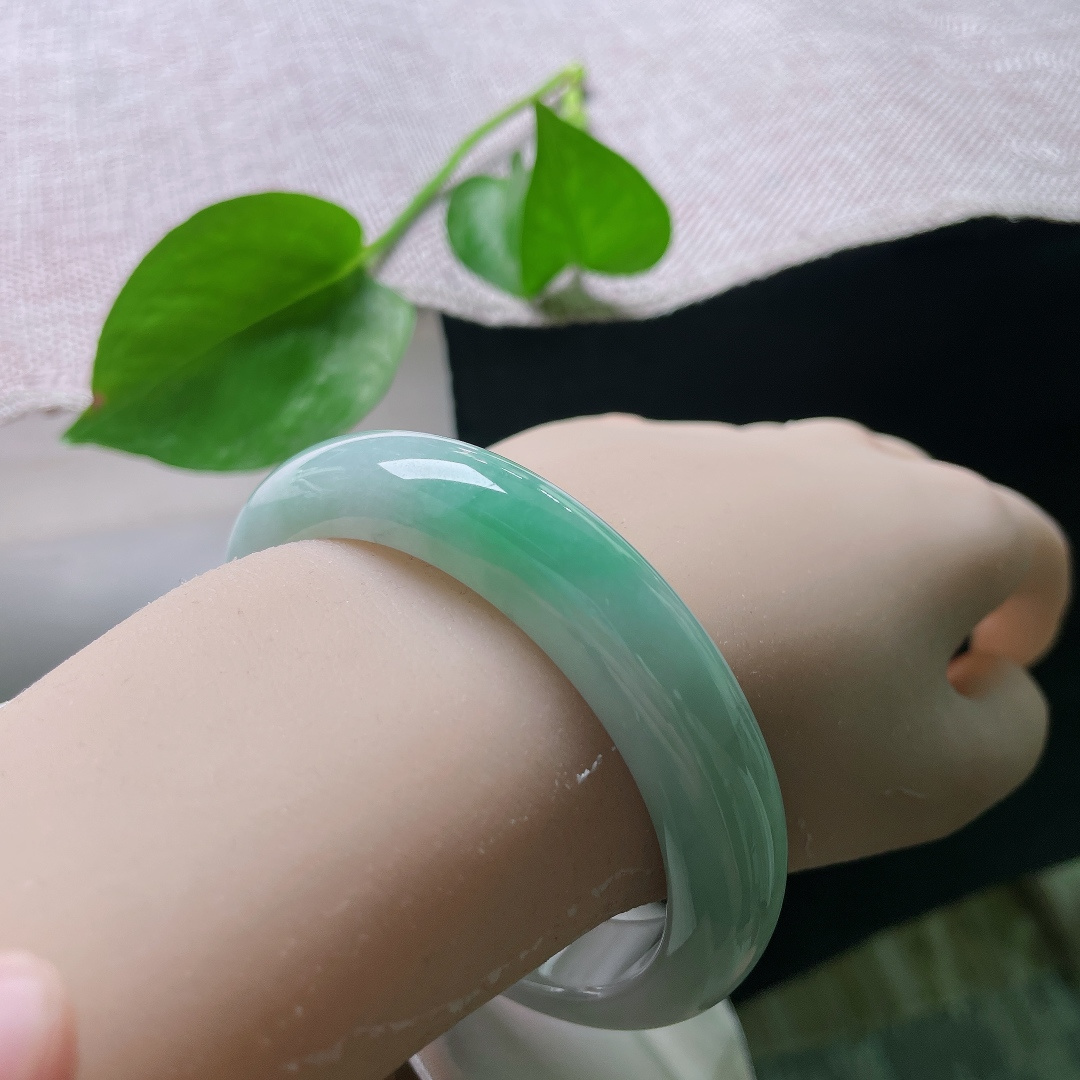 56.8/13/7.9，飘绿正圈，肉质细腻干净，水头好，种老，落落大方，皮纹，ss55193a