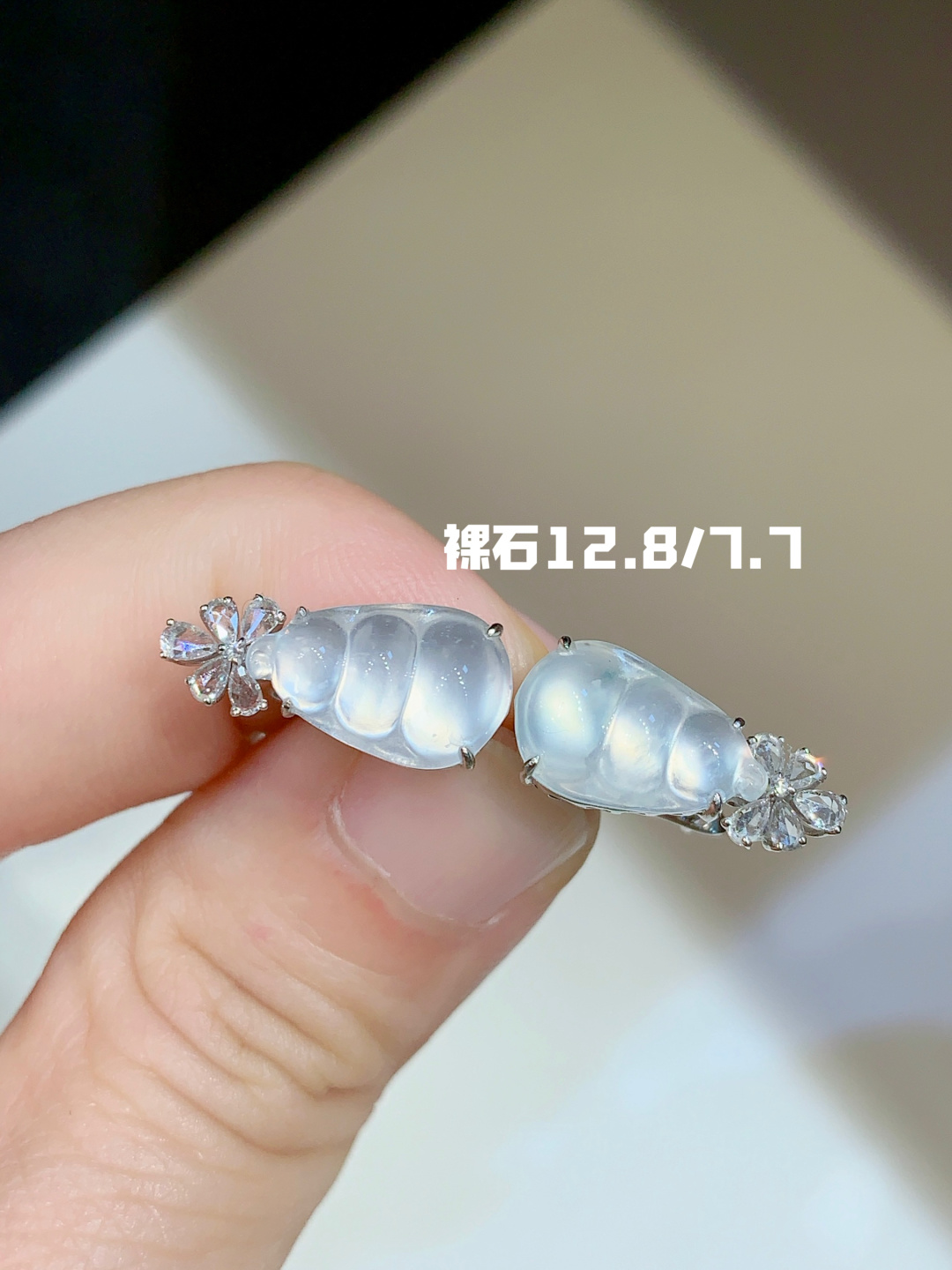 夏天就适合这种清透水润的 玻璃种福豆耳扣 乍光的宝贝，干净通透，12.8-7.7