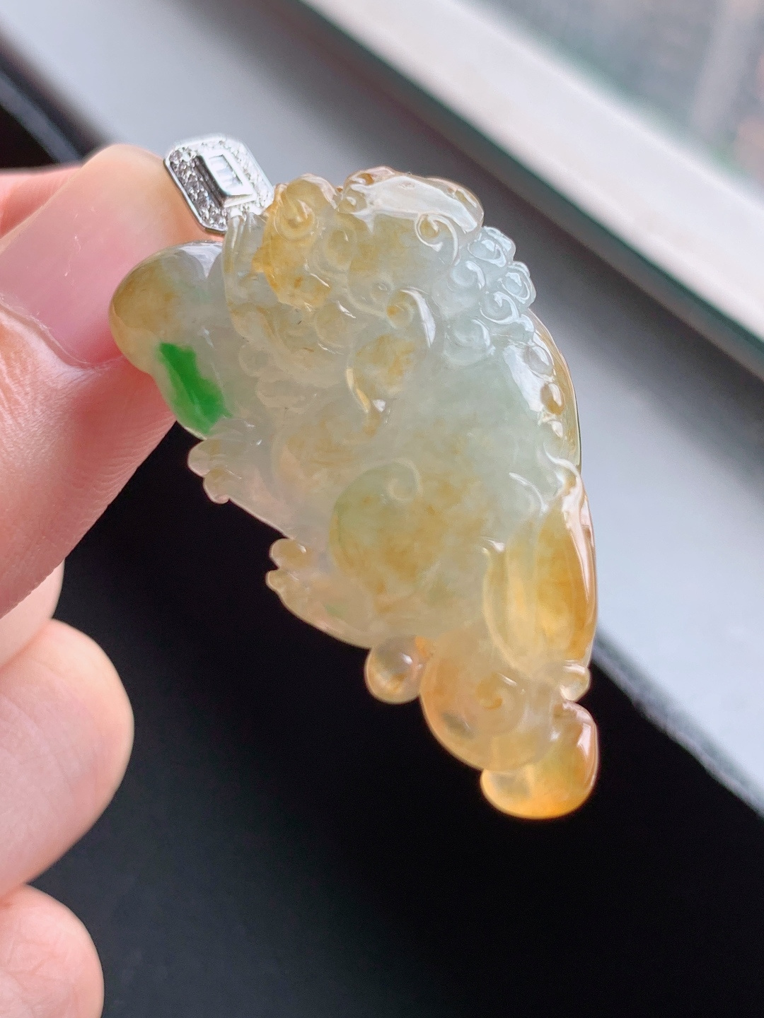 黄加绿貔貅吊坠，三彩俏色层次丰富，雕工立体招财纳福 自然光拍摄 680617