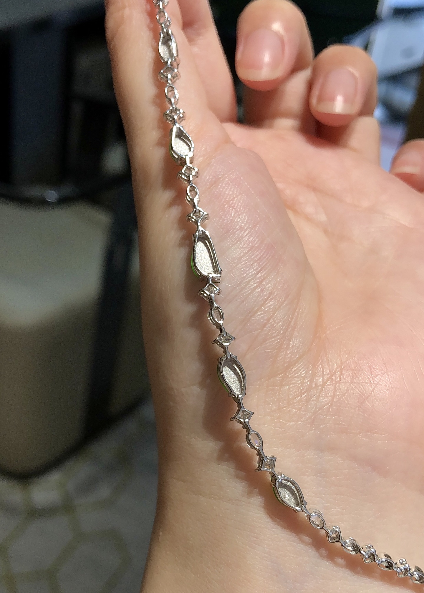 玻璃种正阳绿随形手链 种水透亮起光，饱满均匀的浓郁色泽，简约大气的时尚单品，太心动了 最大裸石10.3×4.4×2.5 ️，10.3-4.4-2.5