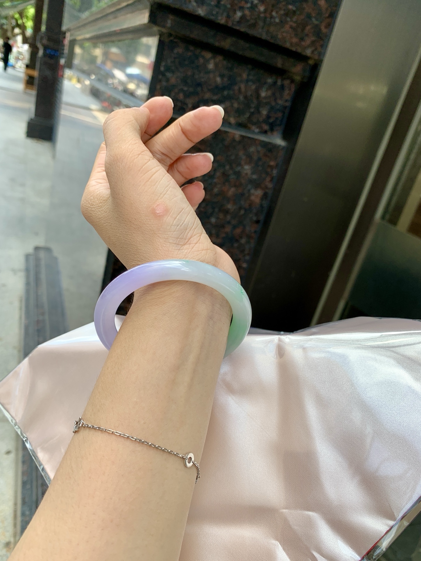 阳绿春彩美人条 54-8.4-7.7 0621-65-13763 打灯细纹，烟雨入春俏，彩祥出云端，阳绿碰上梦幻的春，半山半水特色春彩，像是融化了春天，所有美好交织在一起，上手贵气显眼。