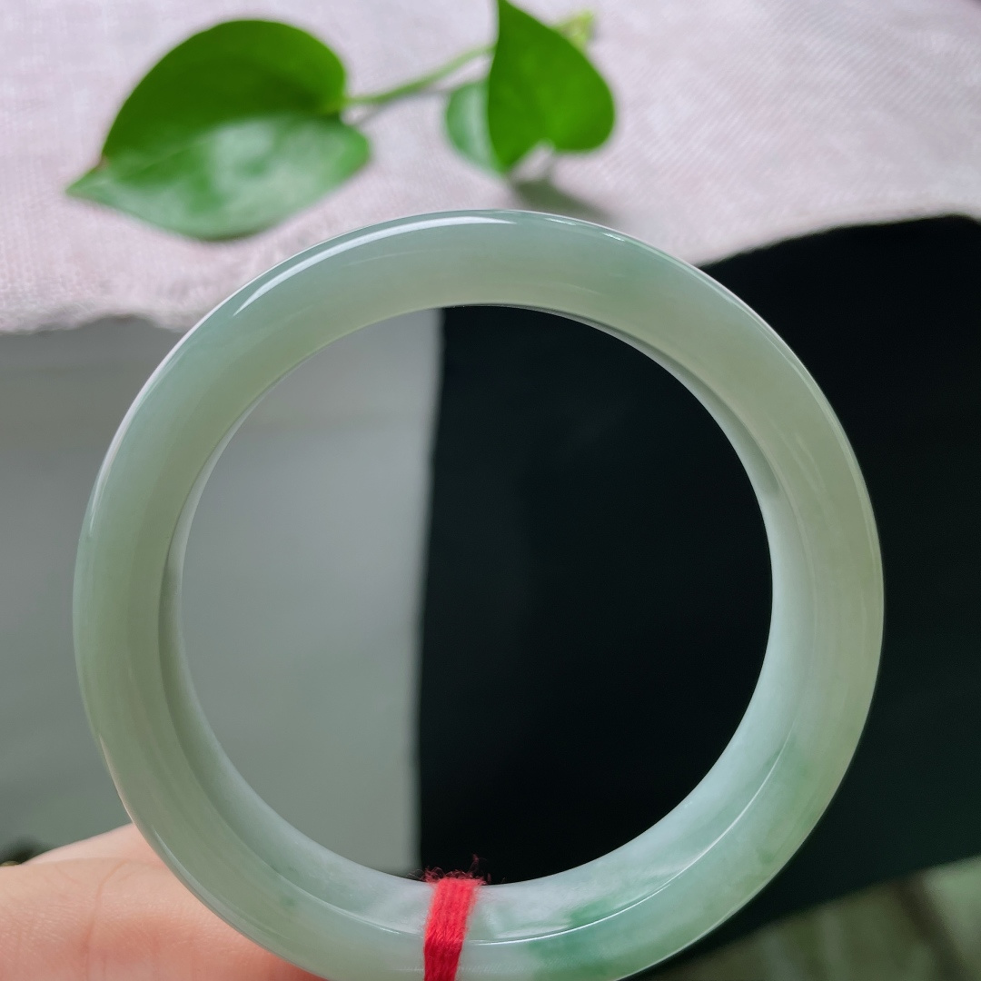 52.1/11.6/7.6，淡绿底正圈，一抹飘花点缀，水头好，种老，沉稳内敛，无裂，ss54221a