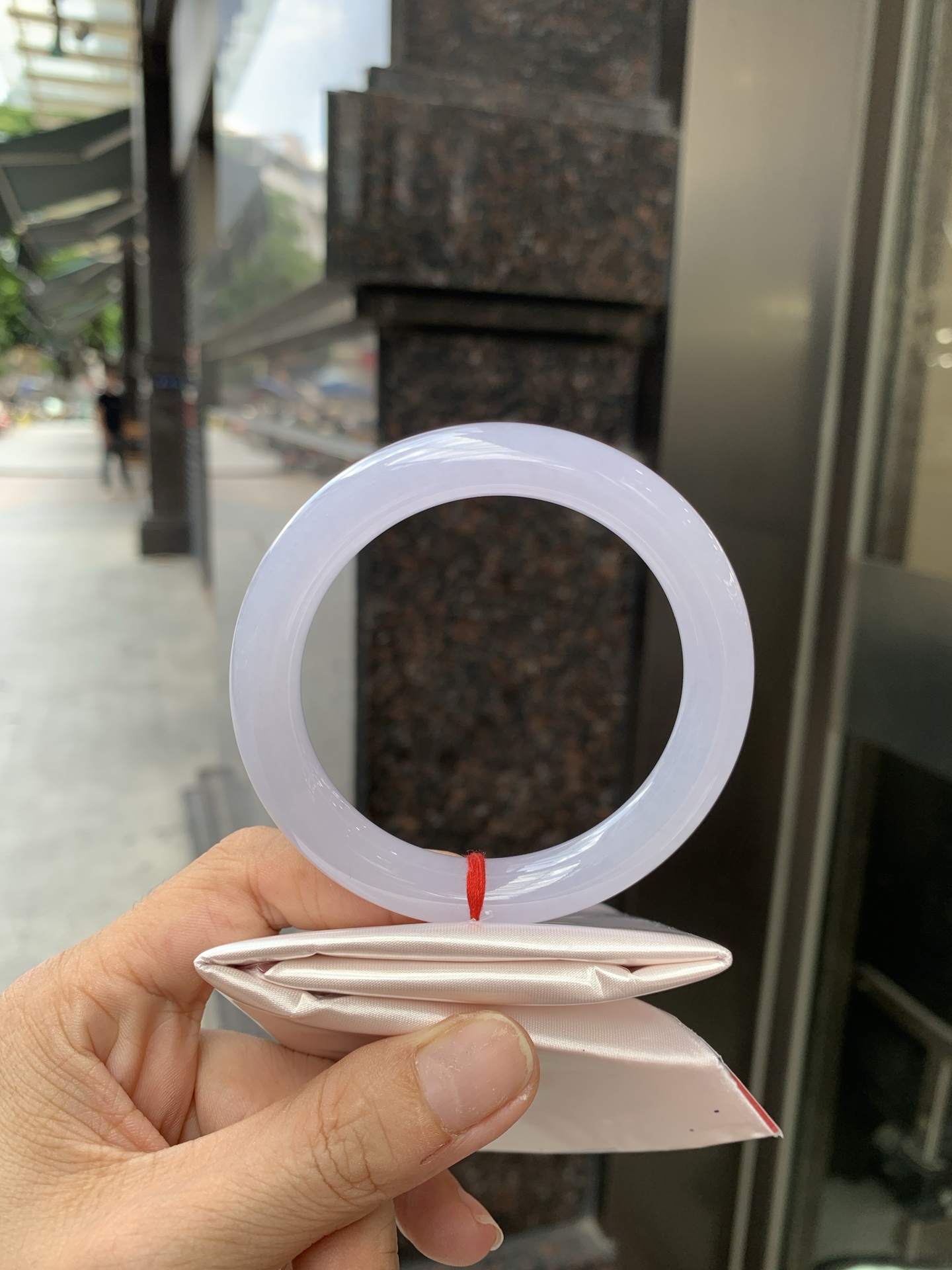 冰粉紫圆条 0621-66-02756 底妆冰润，淡淡粉紫，清透飘渺如雾般连绵，水光流转的美貌紫镯绝