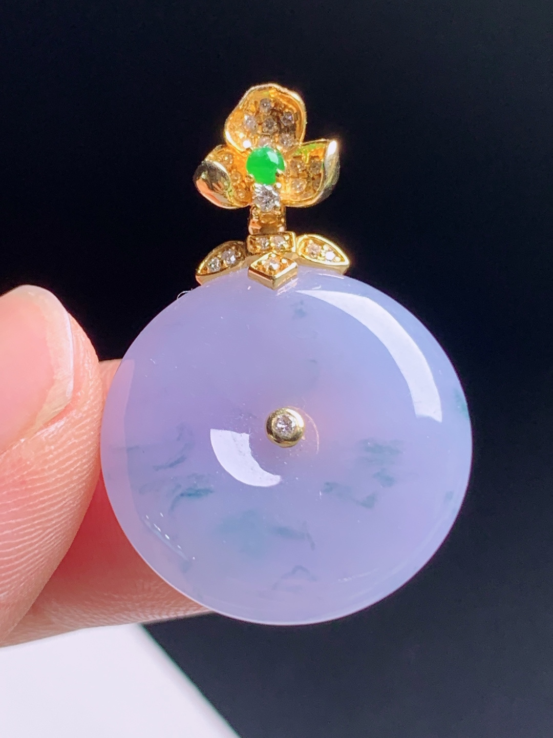 冰紫飘花平安扣吊坠，柔紫底色伴灵动蓝花，18K金钻精工镶嵌，温柔显贵
