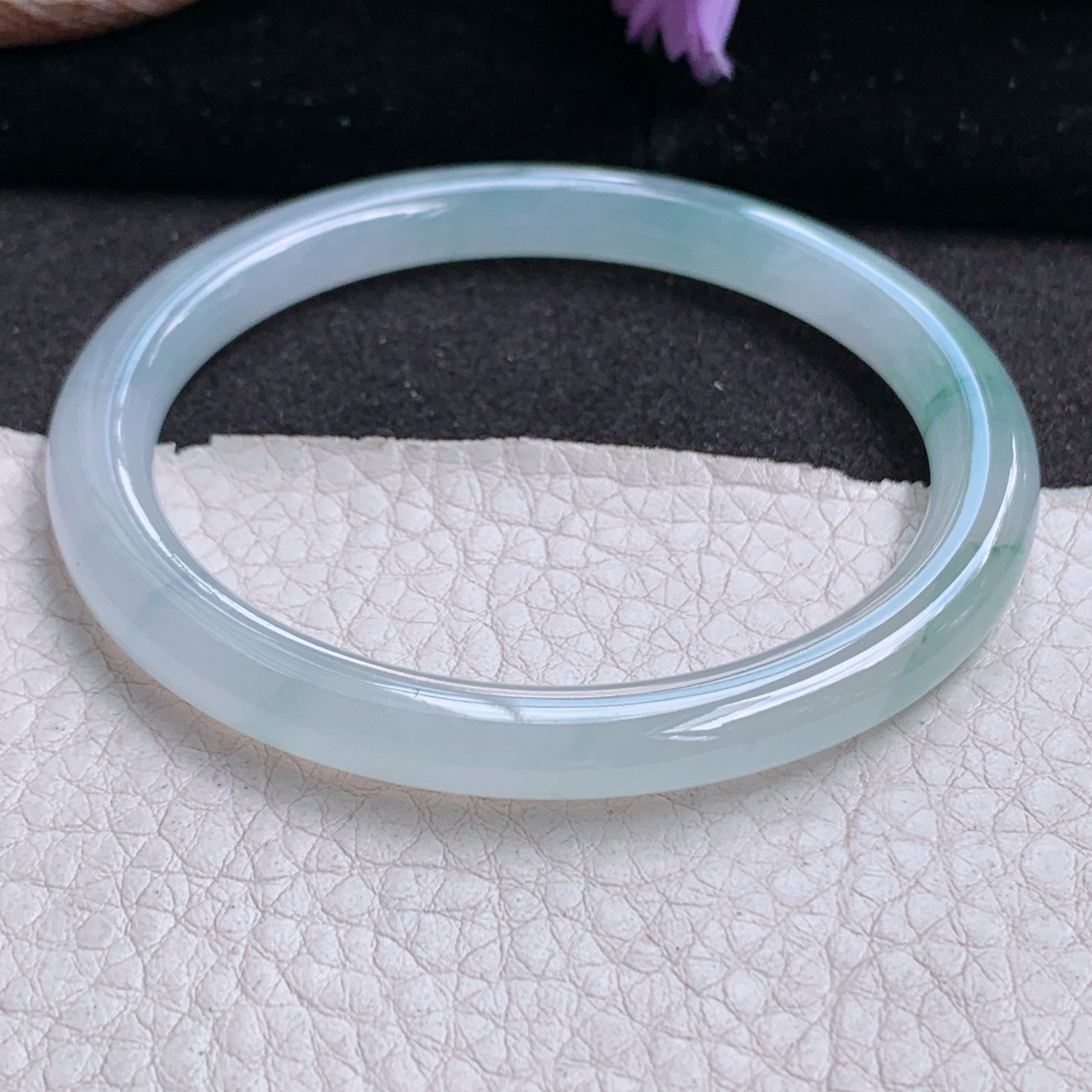 yh实拍54.5*6.5*7.5叮当镯 缅甸翡翠a货玉手镯 冰胶飘花秀气圆条玉手环