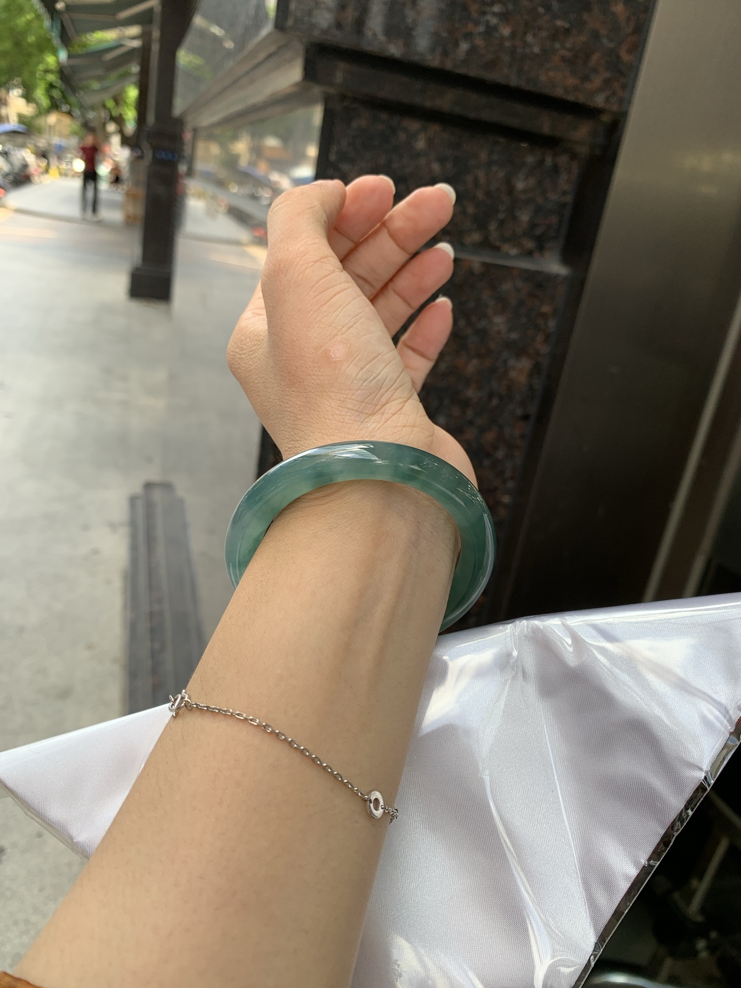 墨兰冰飘花圆条 50.6-8.5-8.8 0621-65-14263 打灯细纹，底妆胶润细腻，冰底中开出了朵朵蓝花，飘花灵动飘逸，勾勒出一幅唯美诗意的山水意境画，古典优雅又秀气
