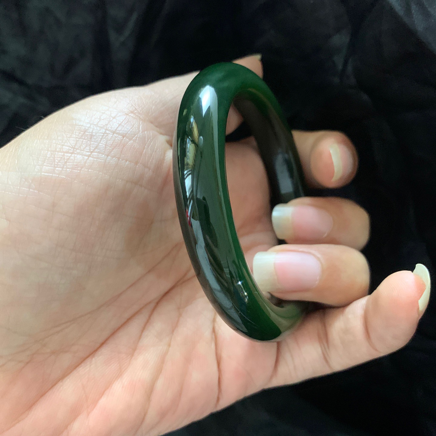 和田玉57.5圈口碧玉菠菜绿手镯，肉眼几乎无结构，镯型古朴典雅。在诗情画意的雨巷相遇，你是我腕间的一抹风情，有你眸有深情.清风荡漾湖间静水，我愿俯身低眉，在烟波涟漪处寻