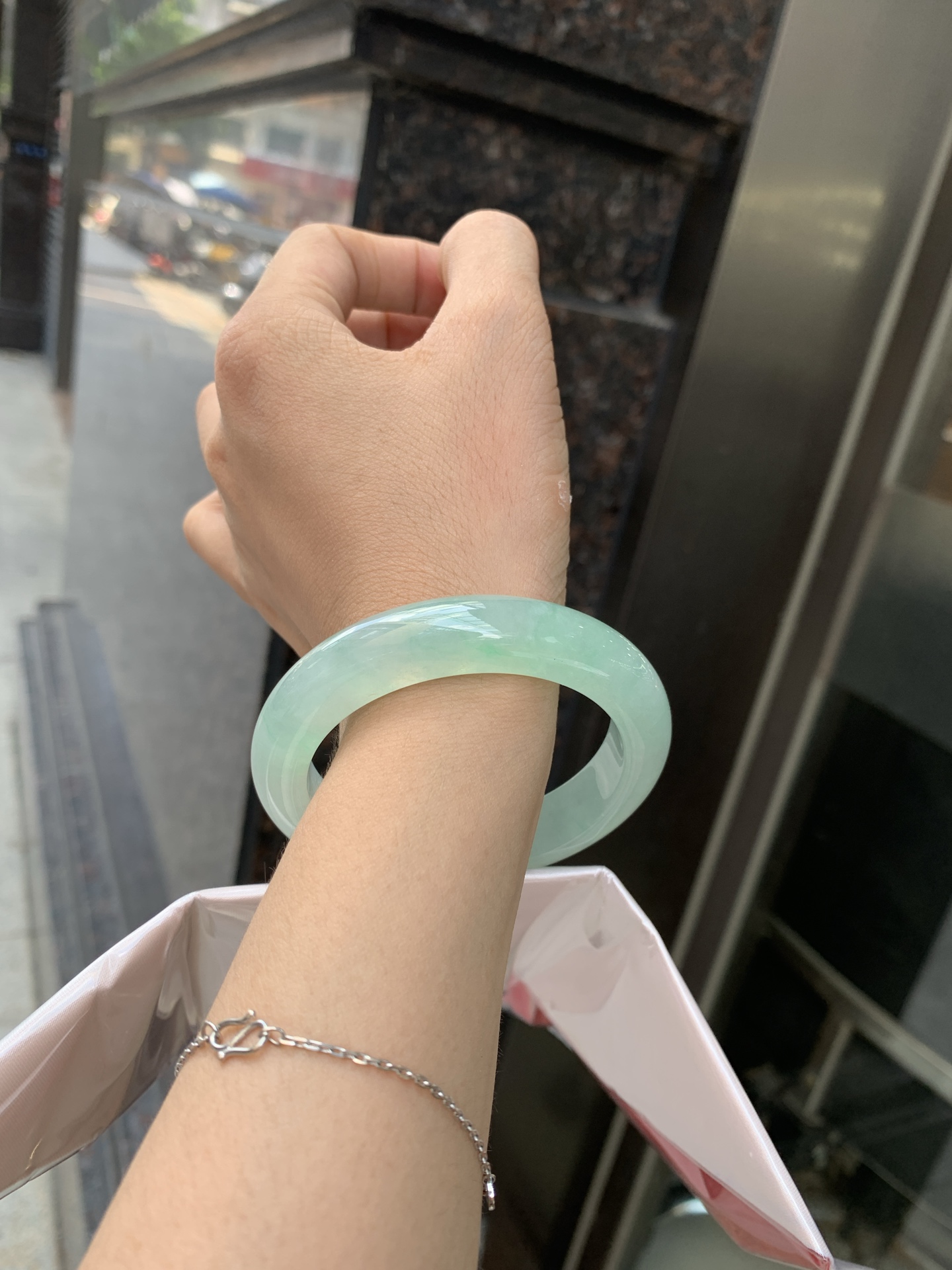 冰晴飘绿正圈 53.9-9.1-11.7 0621-65-13164 打灯细纹，底妆水润细腻，满圈晴绿底色飘金丝绿花，鲜艳得像新冒头的嫩芽，灵动清新，即柔和又充满生机