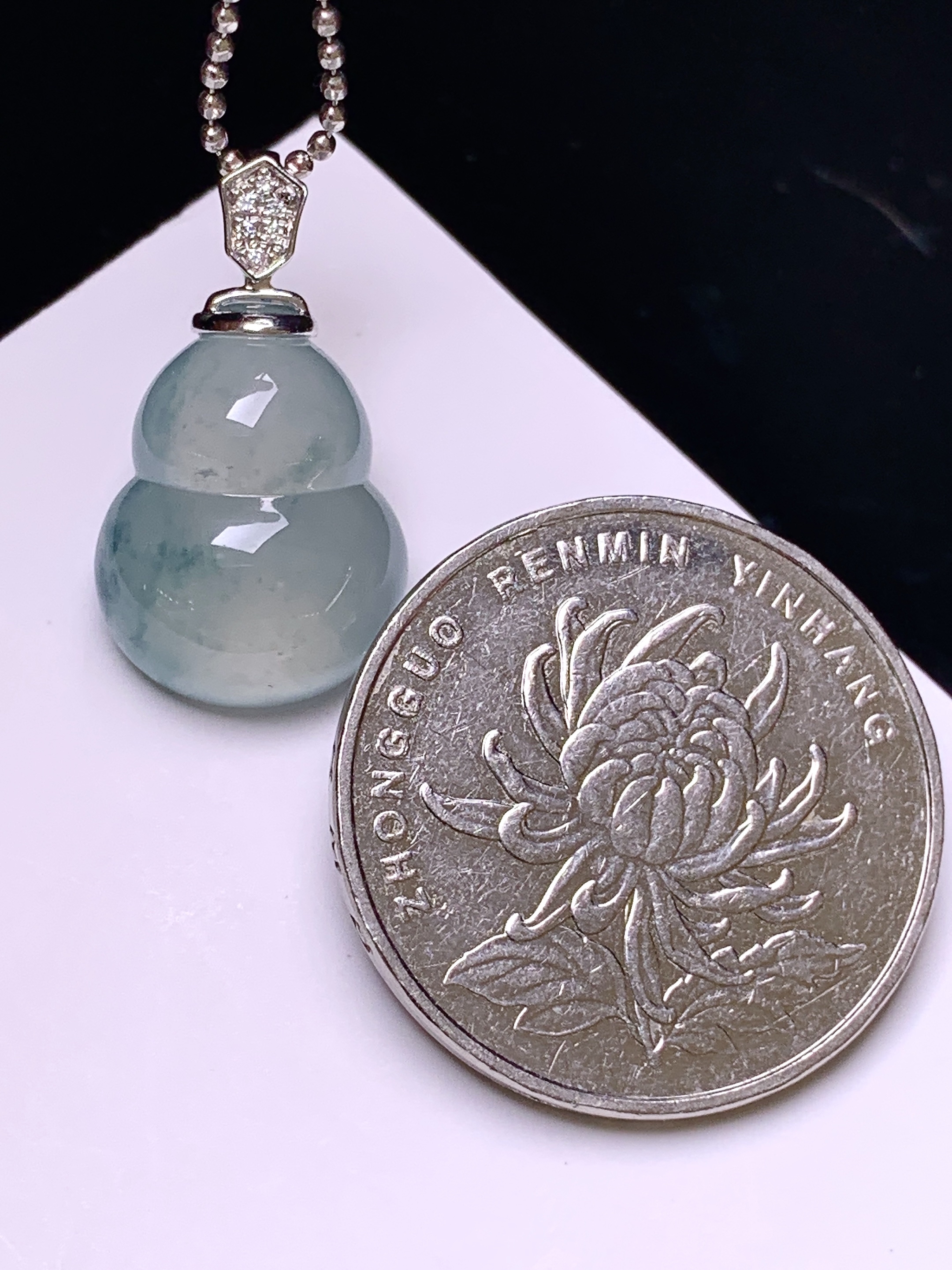 18k金钻镶嵌冰种葫芦吊坠 玉质细腻 色泽艳丽清新 整体尺寸22.8*12.8*7 z1