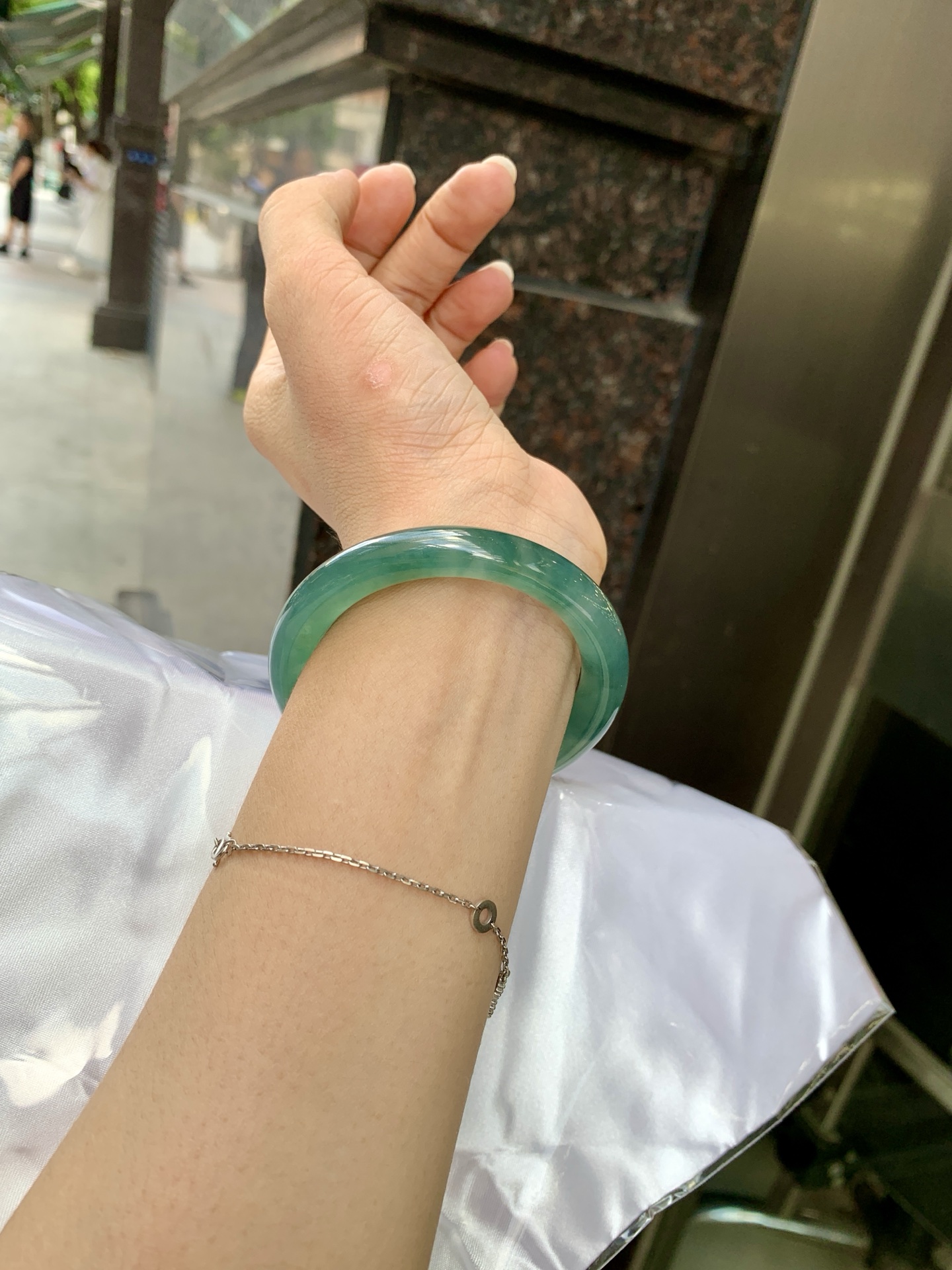 墨兰冰飘花圆条 50.6-8.5-8.8 0621-65-14263 打灯细纹，底妆胶润细腻，冰底中开出了朵朵蓝花，飘花灵动飘逸，勾勒出一幅唯美诗意的山水意境画，古典优雅又秀气