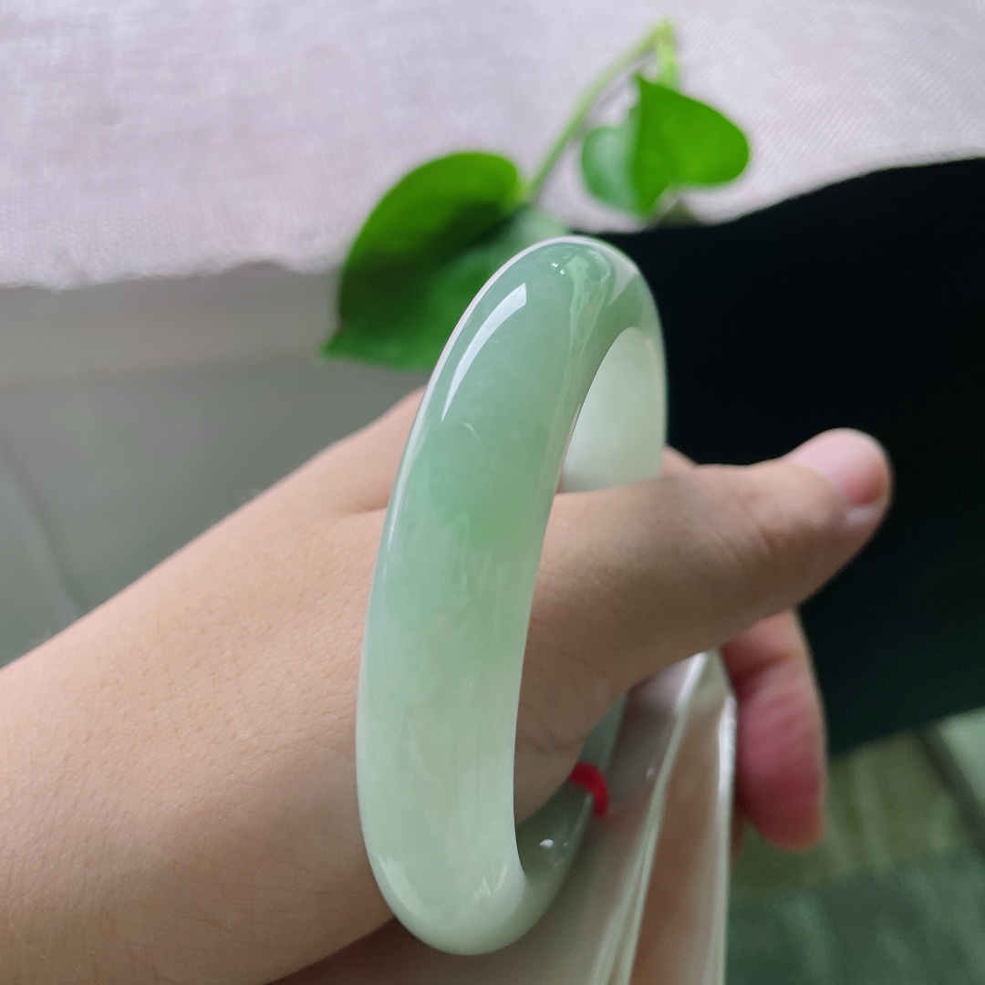 55.6/12.6/8.4，淡绿底正圈，清秀，举手投足间尽显优雅，温婉动人，无裂，ss55262a