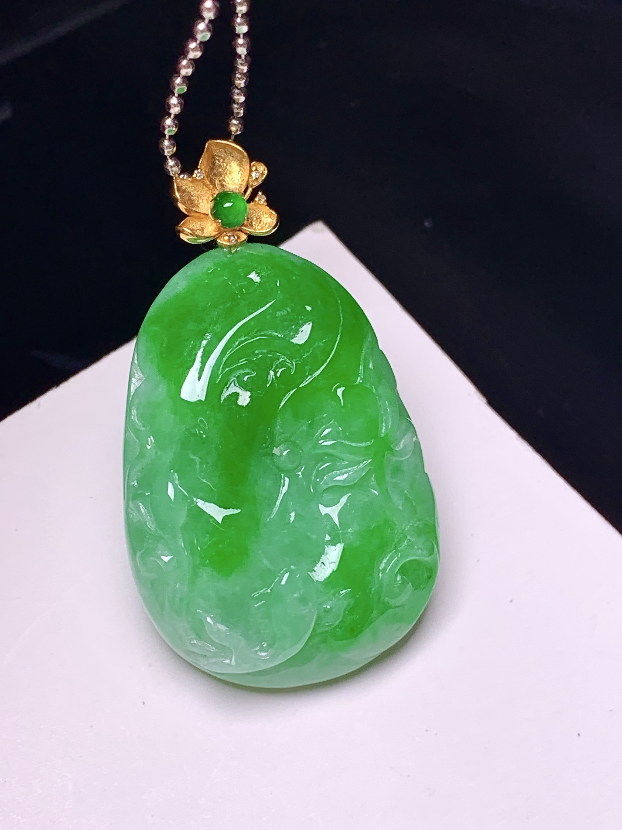 18k金镶嵌飘阳绿荷叶鱼吊坠 玉质细腻 色泽艳丽清新 整体尺寸35.6*20.5*7 a3