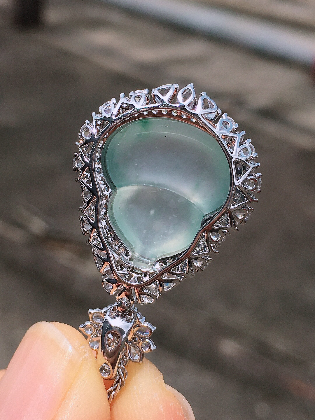 冰种葫芦吊坠，玉质细腻，荧光感超
强，饱满圆润，简单大方，尽显优雅气质，18k
金豪华镶嵌