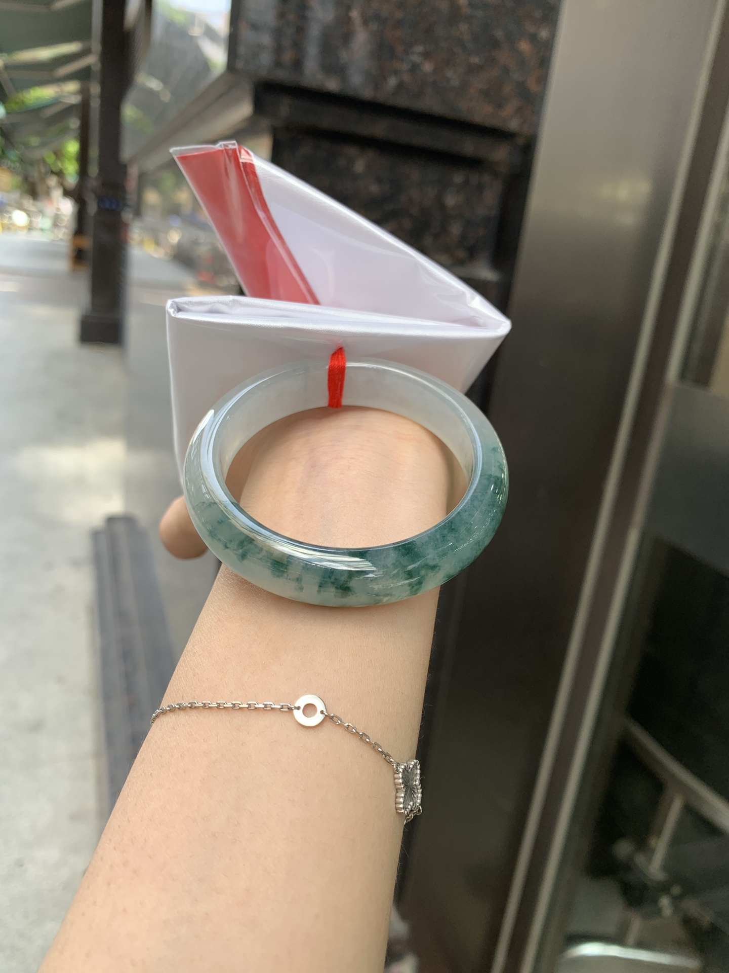 冰飘花正圈 51.5-7.5-12.3 0621-65-13631 打灯断纹，底妆水润细腻，冰底中开出了朵朵兰花，飘花灵动飘逸，勾勒出一幅唯美诗意的山水意境画，古典优雅又秀气
