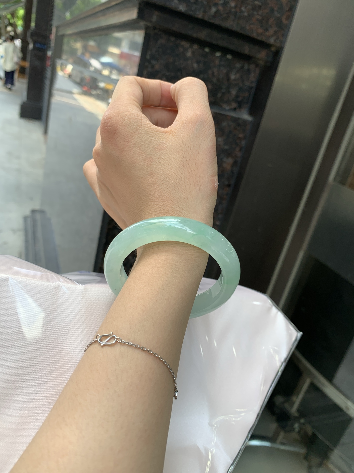 冰晴飘绿正圈 53.9-9.1-11.7 0621-65-13164 打灯细纹，底妆水润细腻，满圈晴绿底色飘金丝绿花，鲜艳得像新冒头的嫩芽，灵动清新，即柔和又充满生机