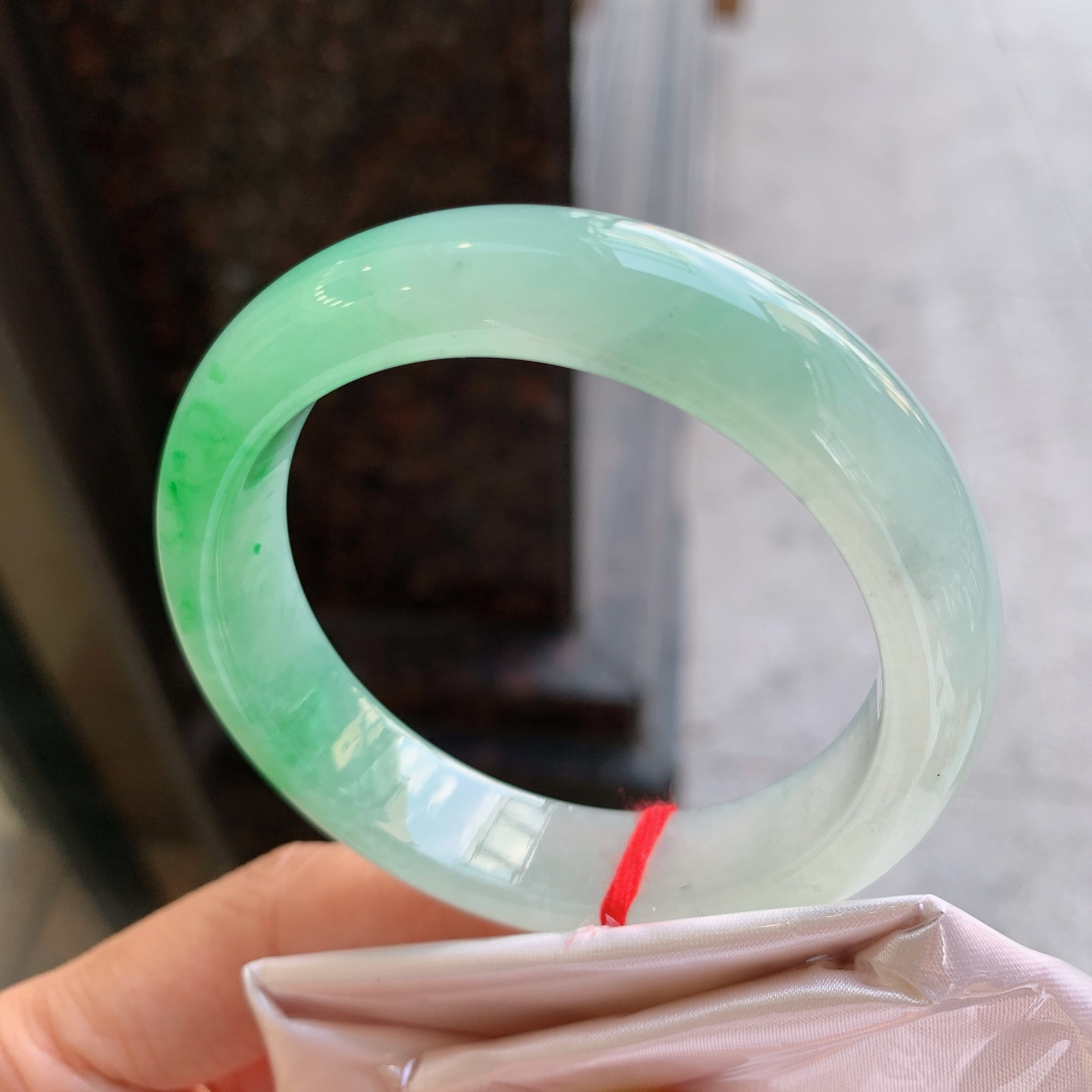 正圈冰飘绿 微杂质 尺寸：52.2/13.6/8.3 种色俱佳
