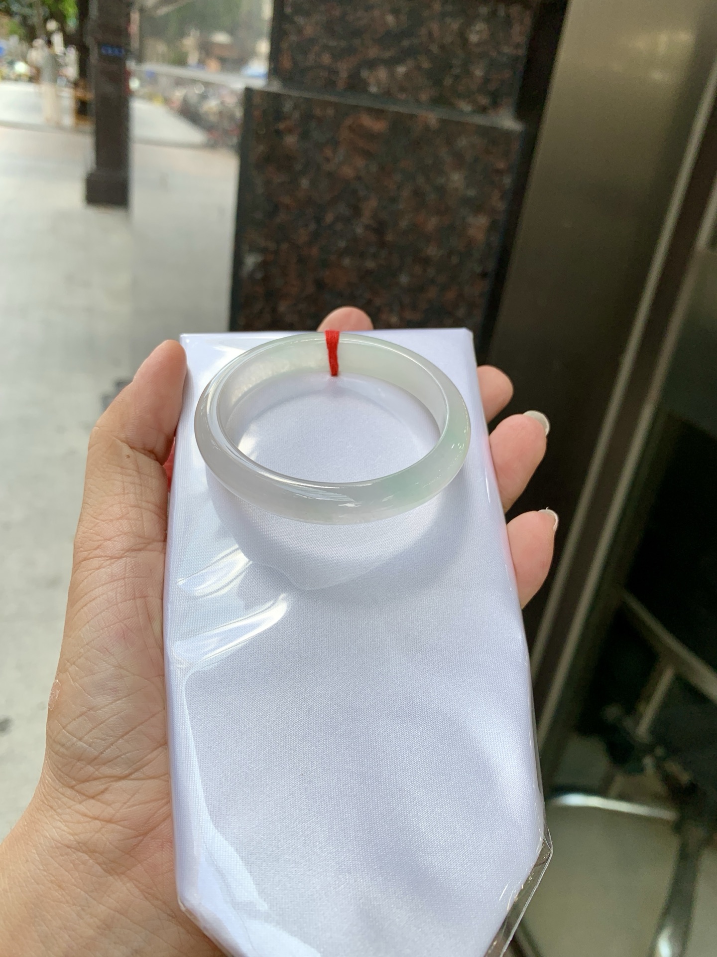 冰飘绿贵妃 50-44.5-6.2-9.6 0621-65-13947 打灯棉线，底妆冰润，几抹绿花点缀，简约却充满灵气，清新如芽，宛若自然的画卷凝结于腕间，静中带动，韵味悠长。