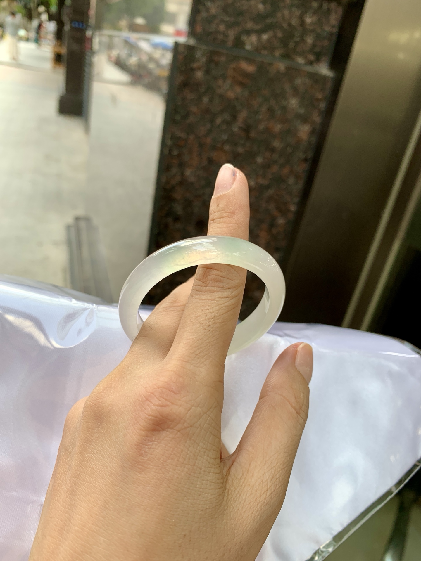 冰飘绿贵妃 50-44.5-6.2-9.6 0621-65-13947 打灯棉线，底妆冰润，几抹绿花点缀，简约却充满灵气，清新如芽，宛若自然的画卷凝结于腕间，静中带动，韵味悠长。