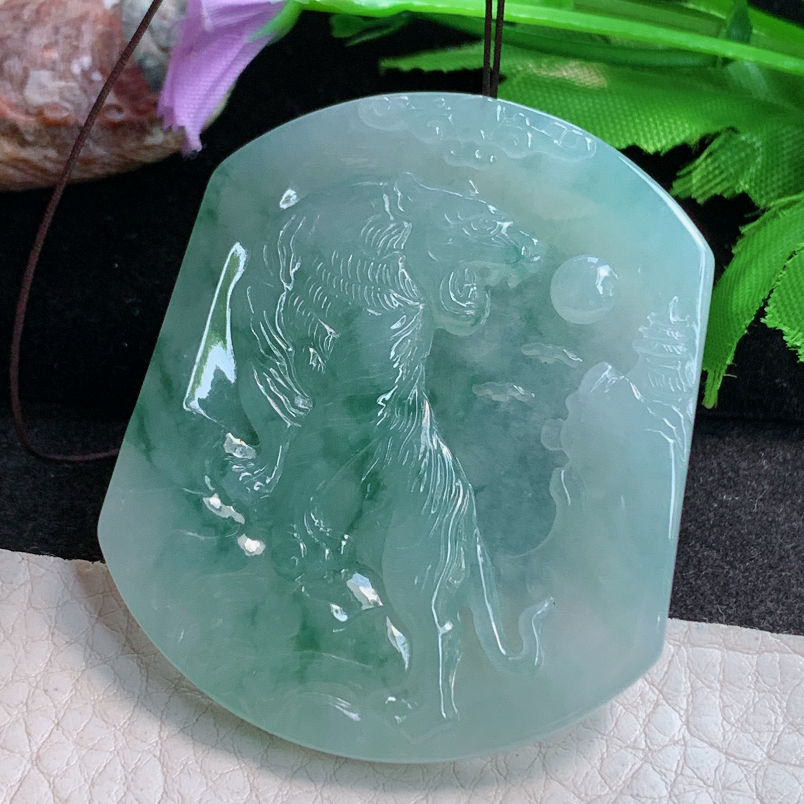 ktj实拍54.5*46*5.6缅甸翡翠a货精雕冰飘绿花上山虎 生肖虎玉吊坠