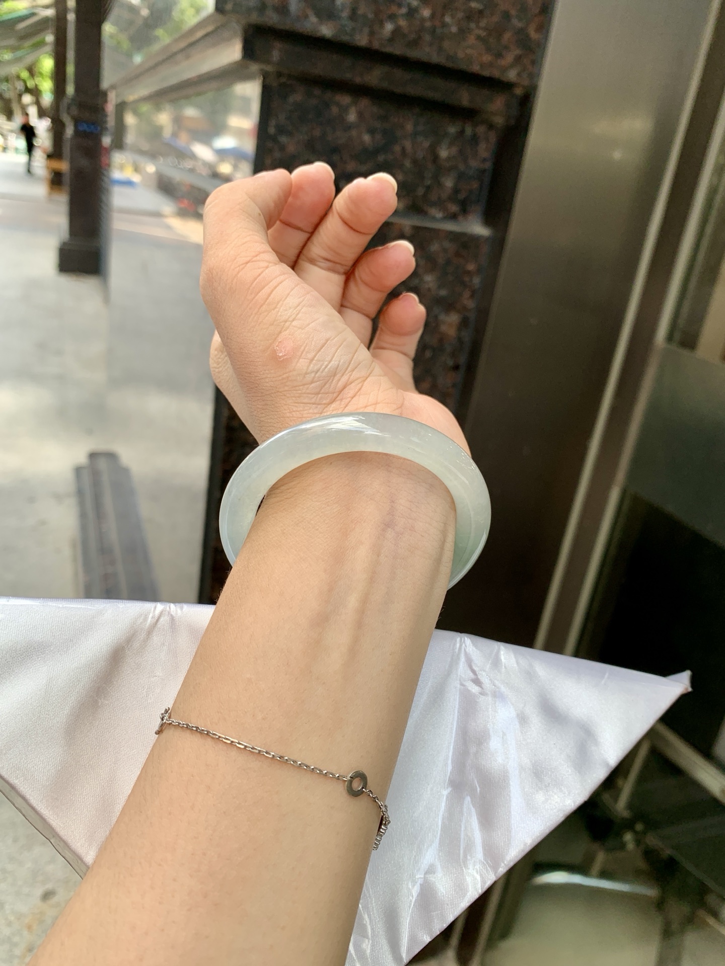 淡晴美人条 51.2-8.3-8.8 0621-65-14131 打灯长纹，底妆胶润，清爽耐看的均匀晴底，夏季美好的冰凉感，时而晴而晴蓝，随光线变化如梦如幻。