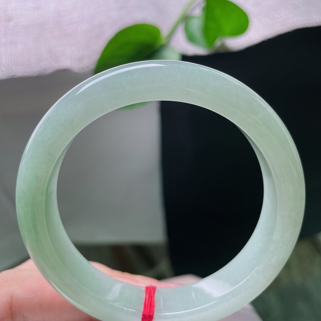 55.6/12.6/8.4，淡绿底正圈，清秀，举手投足间尽显优雅，温婉动人，无裂，ss55262a