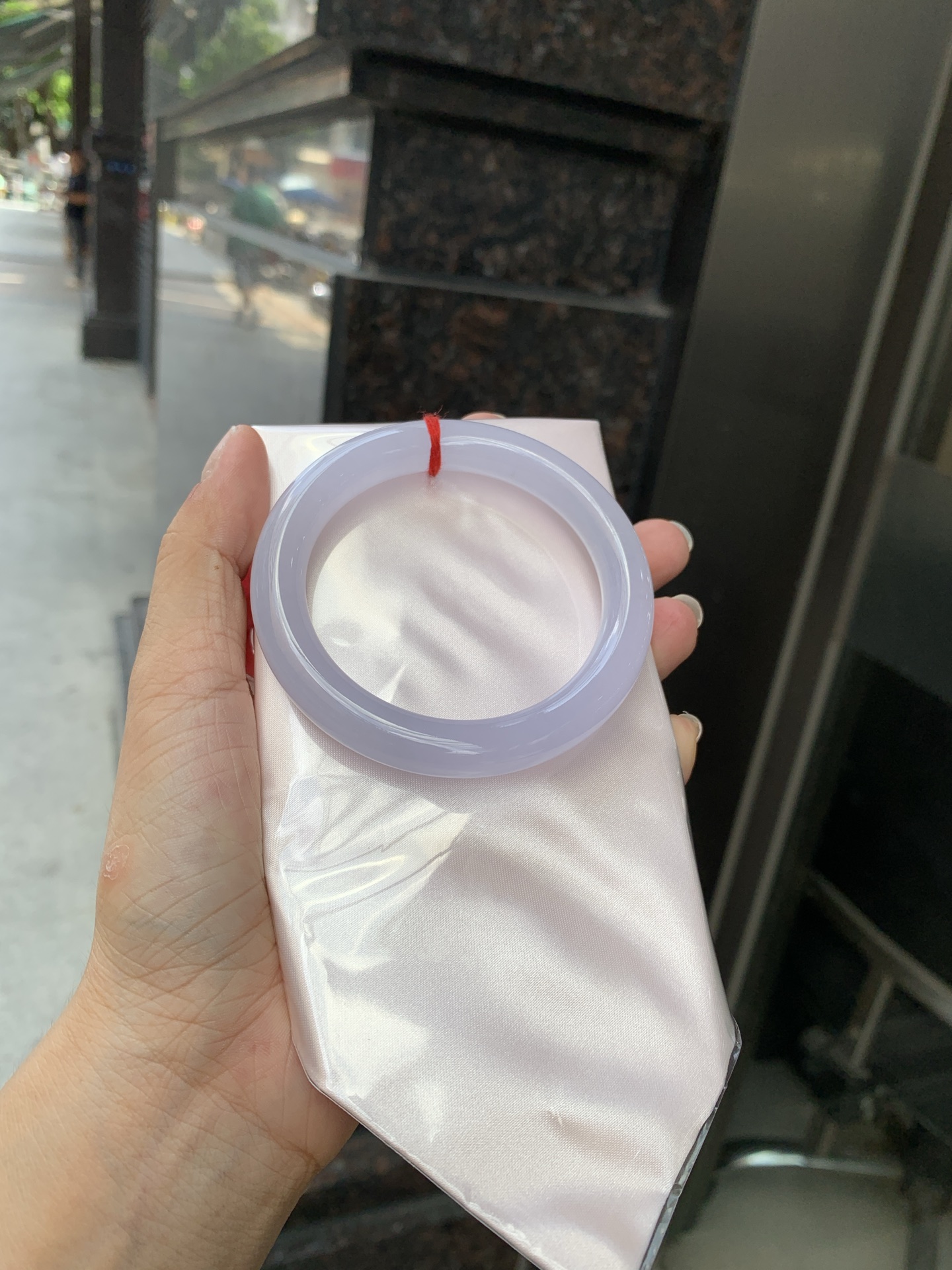 冰粉紫圆条 0621-66-02756 底妆冰润，淡淡粉紫，清透飘渺如雾般连绵，水光流转的美貌紫镯绝妙冰透，醉卧水云间，氤氲诗意的美跃然于手腕之间