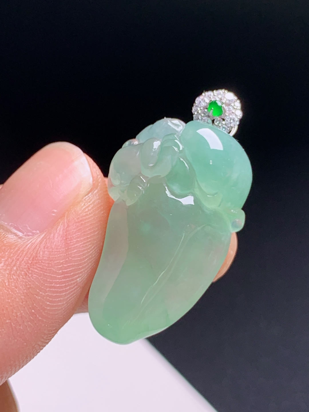 冰种福瓜吊坠，湖水柔光细腻干净，立体雕工饱满大气，裸石26.2-16-8.531.5
