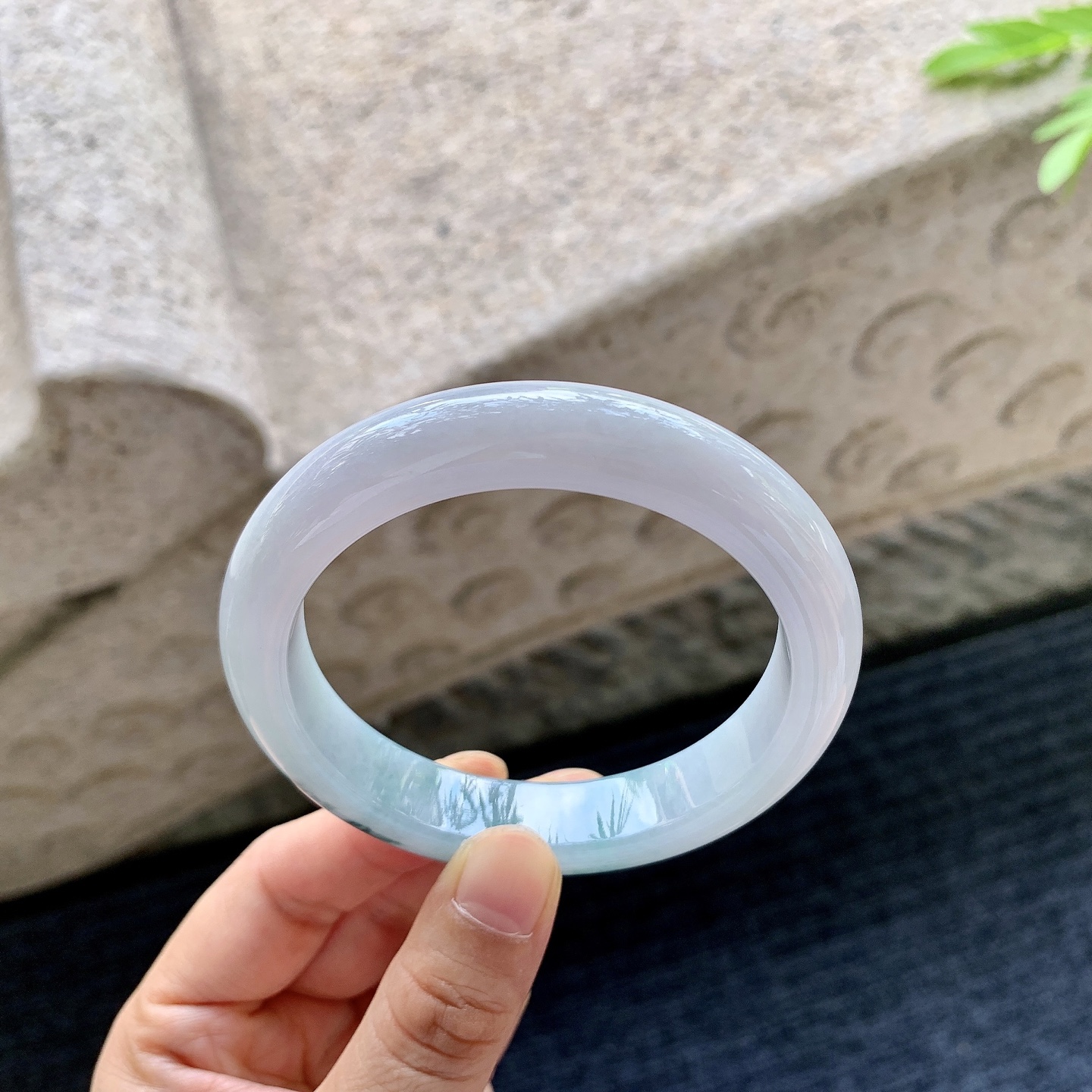 正圈57 57【圈口】57.6/12.3/8.7【编码】A1062218【描述】细糯飘花，水润，种老，细腻，打灯有絮线