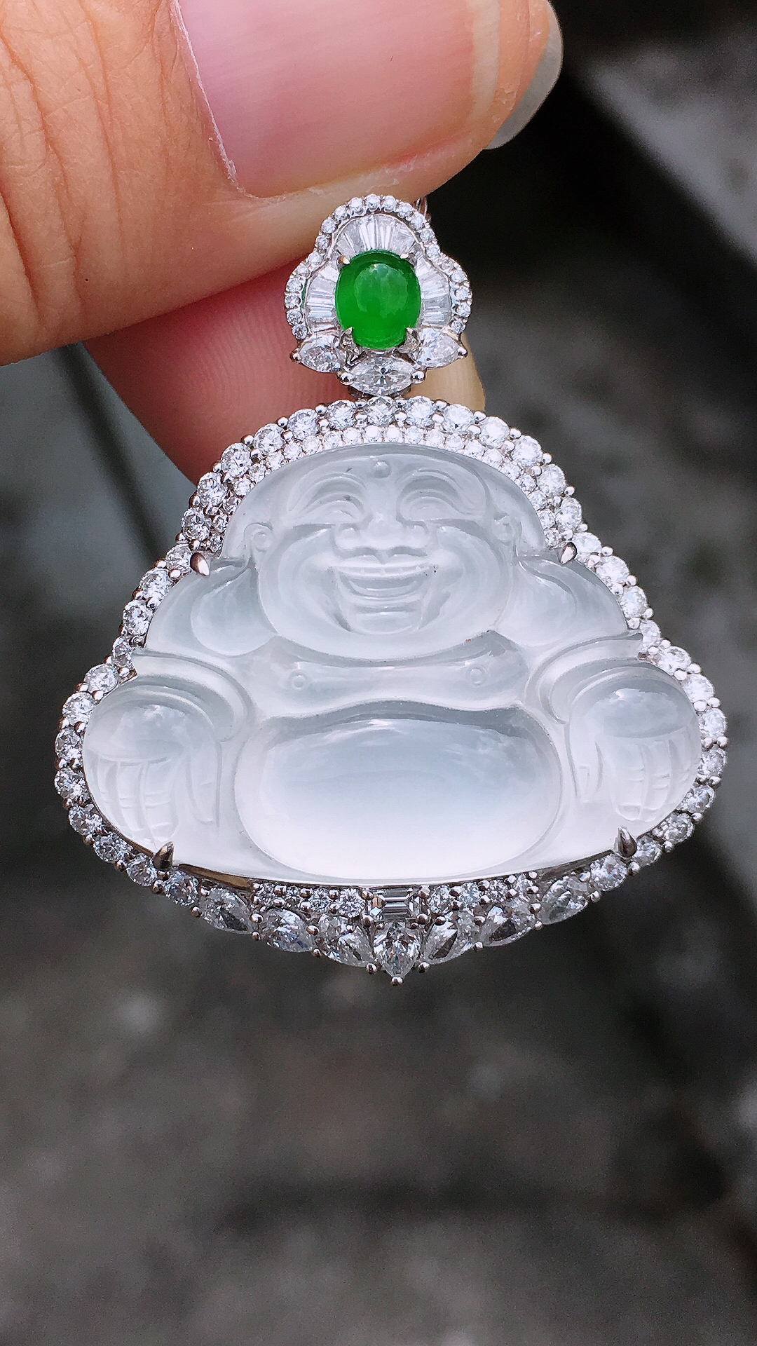 冰种佛公吊坠，玉质细腻，荧光感超
强，饱满圆润，简单大方，尽显优雅气质，18k
金豪华镶嵌