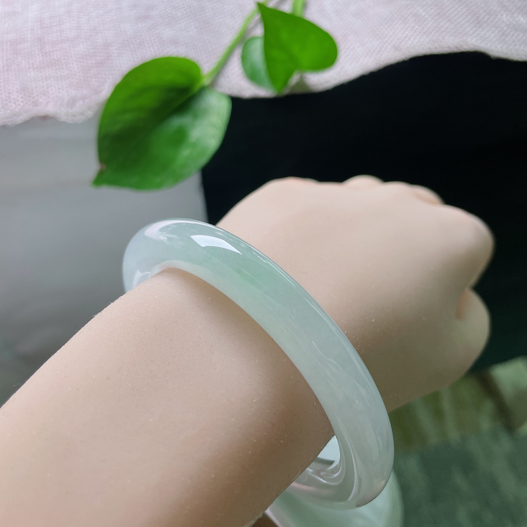 56.7/10.1，冰晴圆条，种老，冰清玉洁，自带柔光，衬得人温婉有气质。无裂，ss49487a
