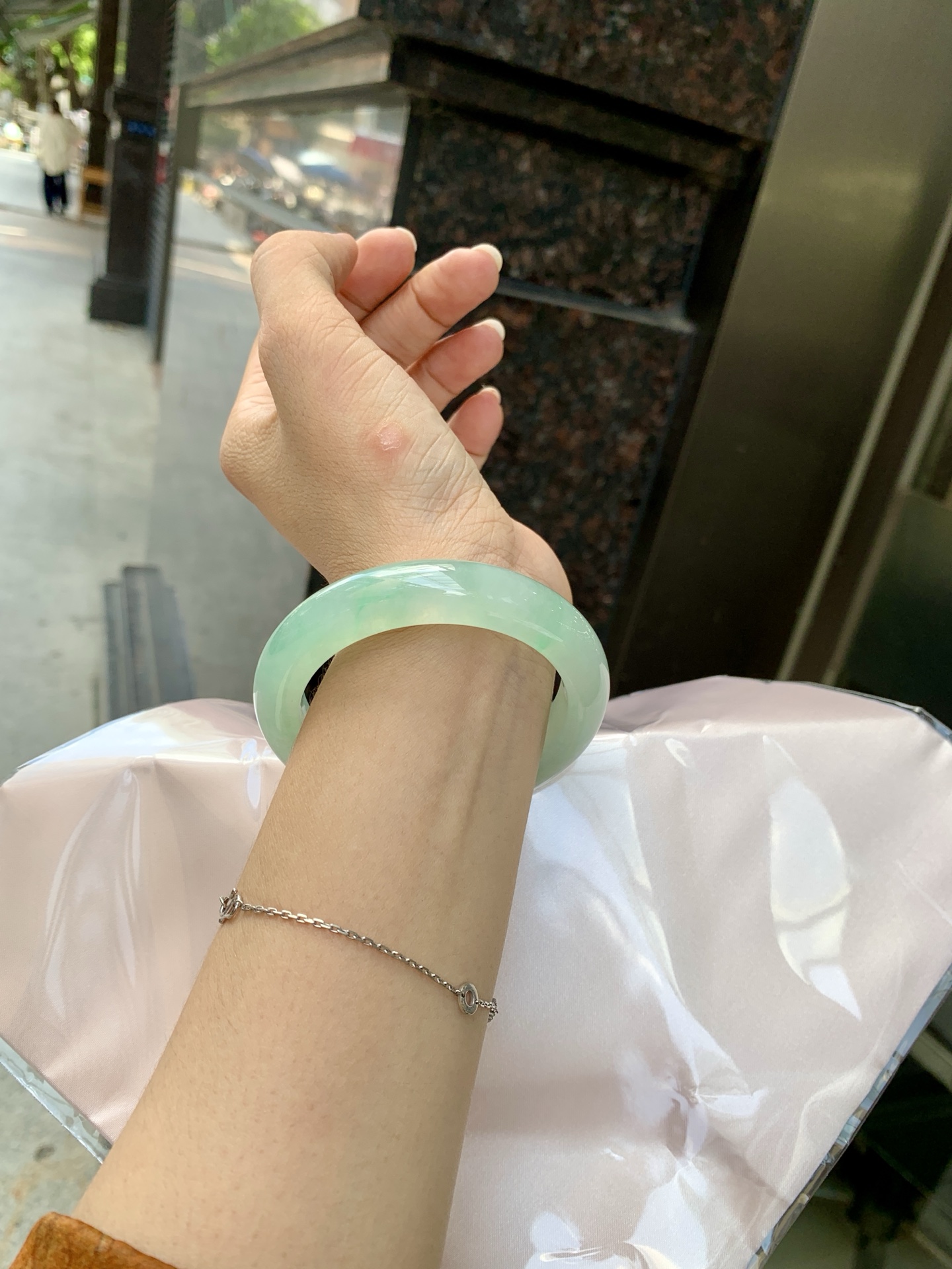 冰晴飘绿正圈 53.9-9.1-11.7 0621-65-13164 打灯细纹，底妆水润细腻，满圈晴绿底色飘金丝绿花，鲜艳得像新冒头的嫩芽，灵动清新，即柔和又充满生机