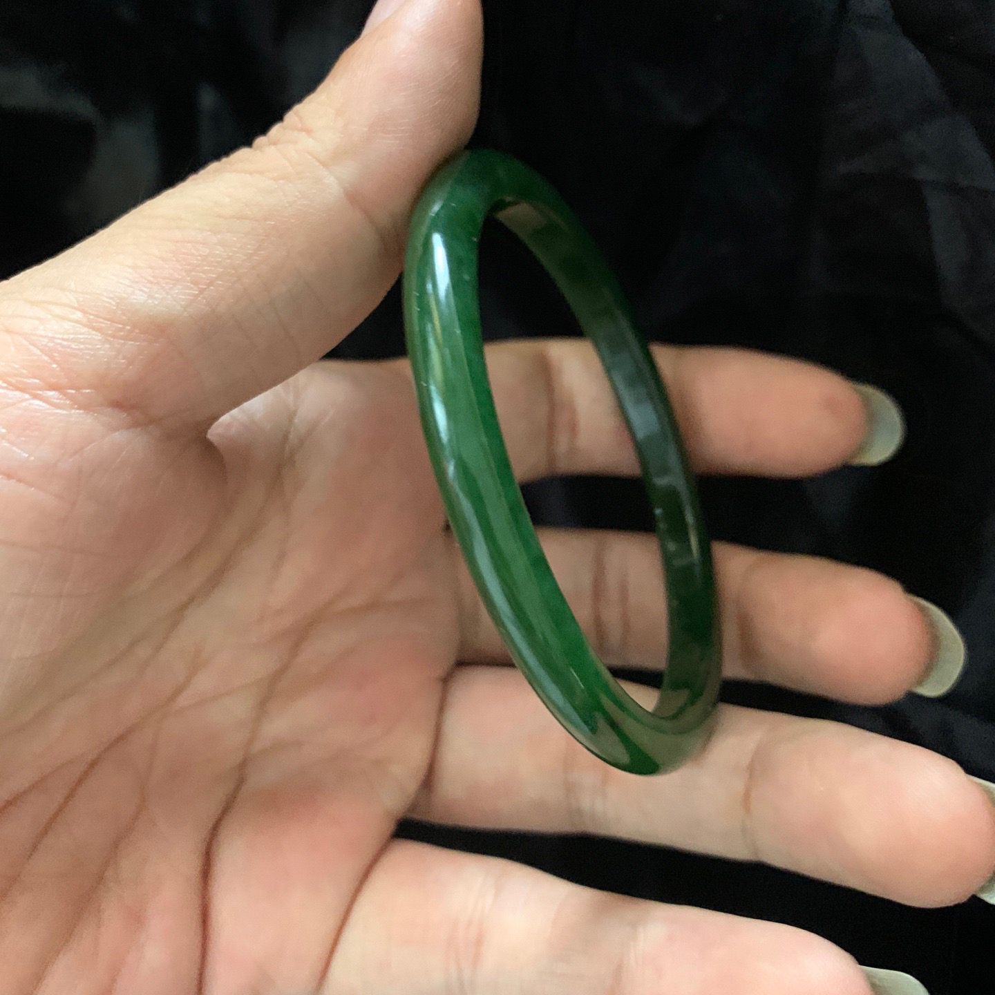 和田玉59圈口碧玉菠菜绿手镯，镯型古朴典雅。在诗情画意的雨巷相遇，你是我腕间的一抹风情，有你眸有深情.清风荡漾湖间静水，我愿俯身低眉，在烟波涟漪处