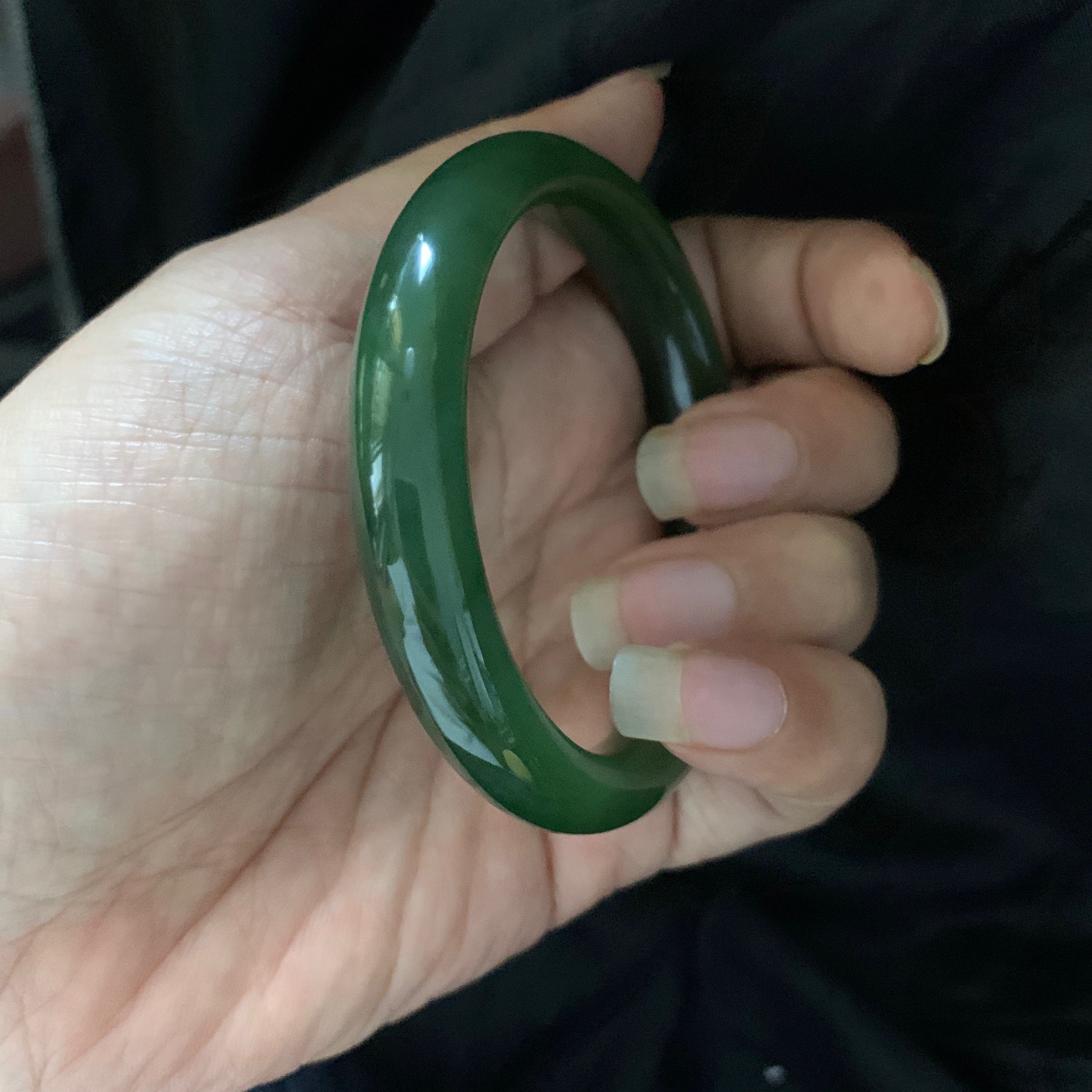 和田玉56.5圈口碧玉阳绿色手镯，镯型古朴典雅。在诗情画意的雨巷相遇，你是我腕间的一抹风情，有你眸有