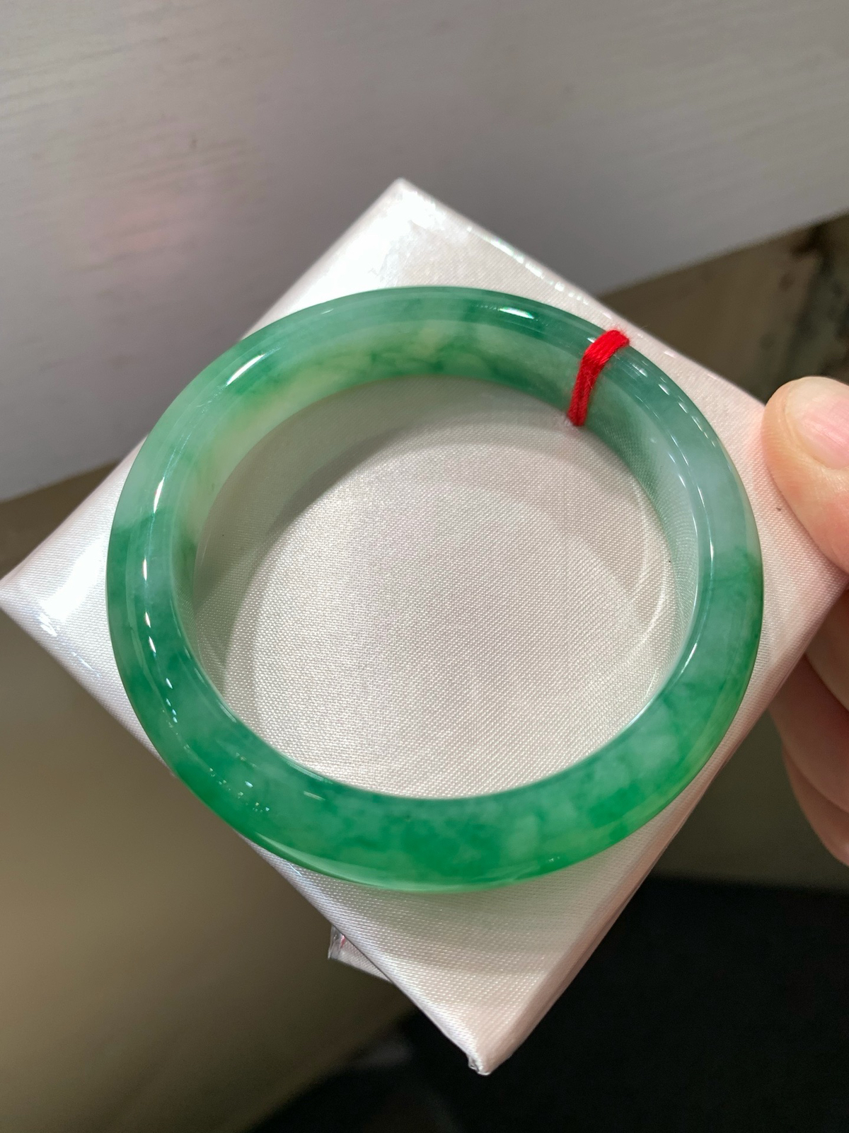 尺寸55.1/12.1/8.2，带色手镯
水润细腻 有种有色