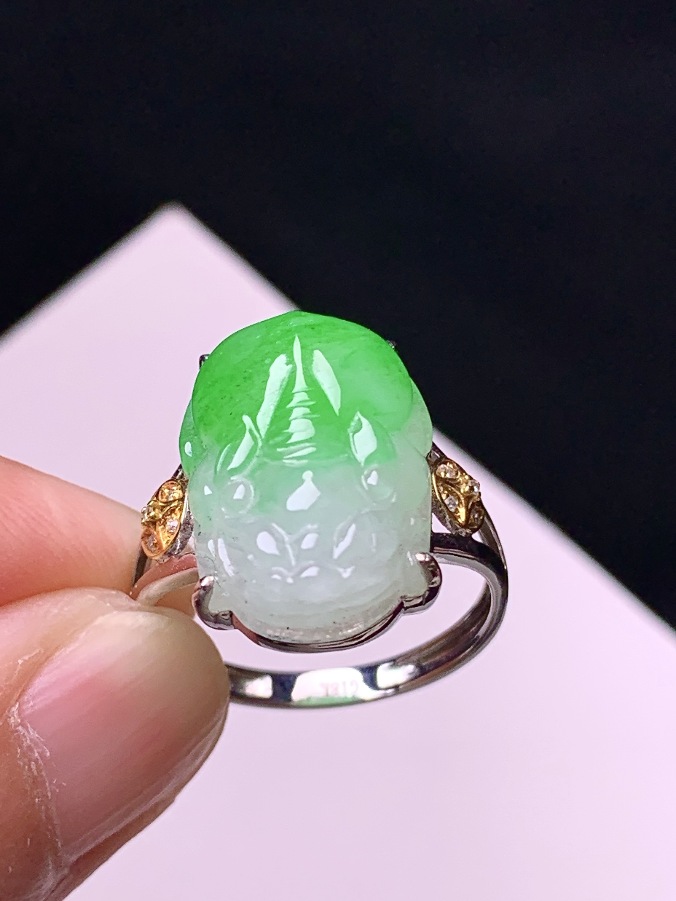 18k金镶嵌飘绿貔貅戒指 玉质细腻 色泽艳丽清新 圈口14 裸石尺寸17.5*11.6*5 a3