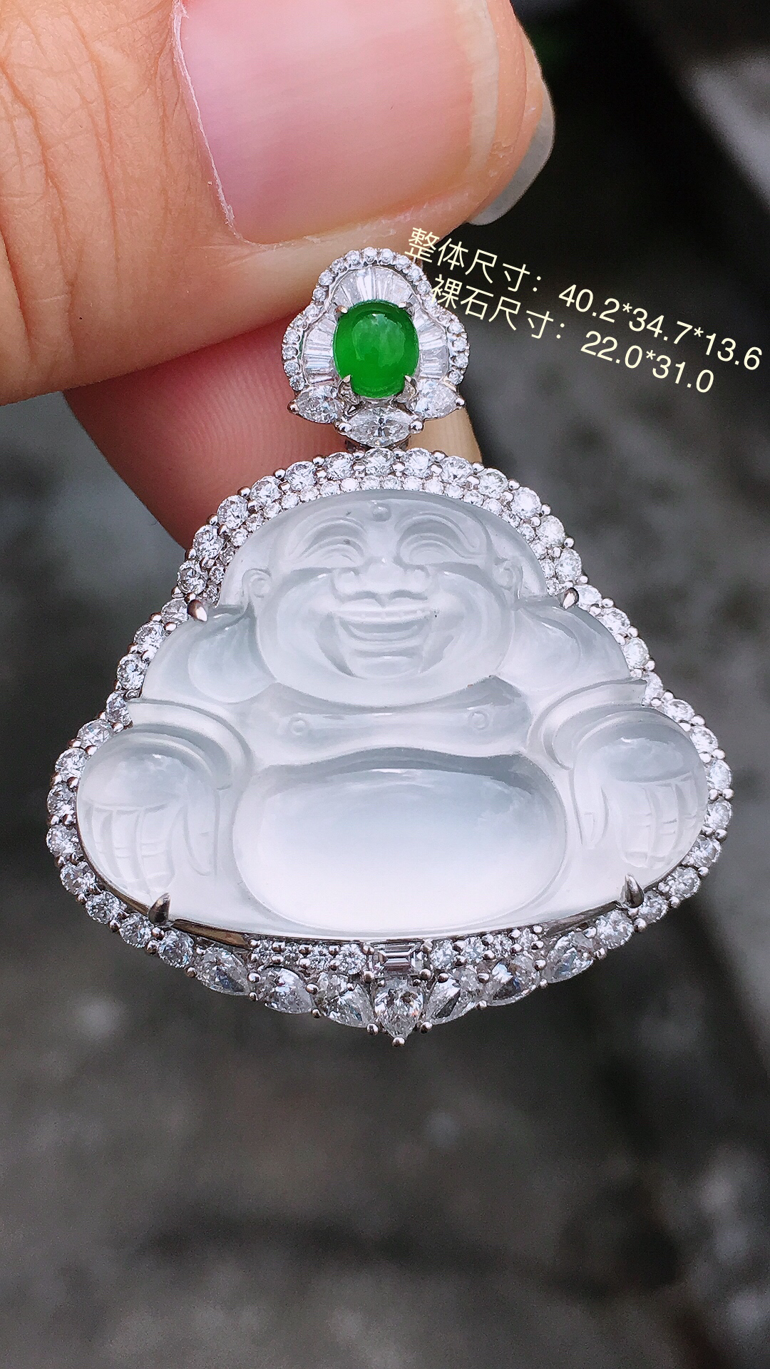 冰种佛公吊坠，玉质细腻，荧光感超
强，饱满圆润，简单大方，尽显优雅气质，18k
金豪华镶嵌