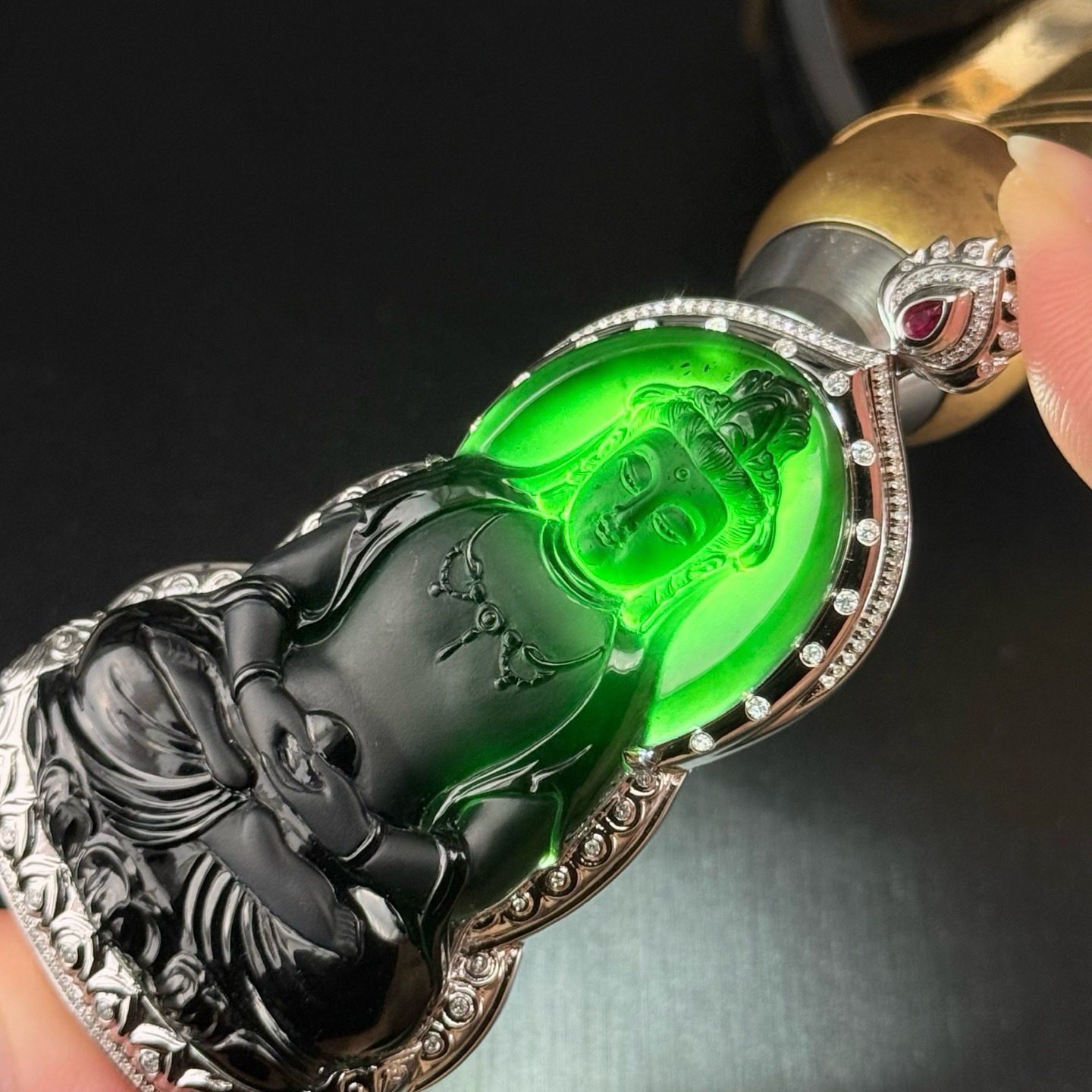 新款18k墨翠正装观音 种好色正 黑度极好 打灯通透 油性十足 尺寸76.3