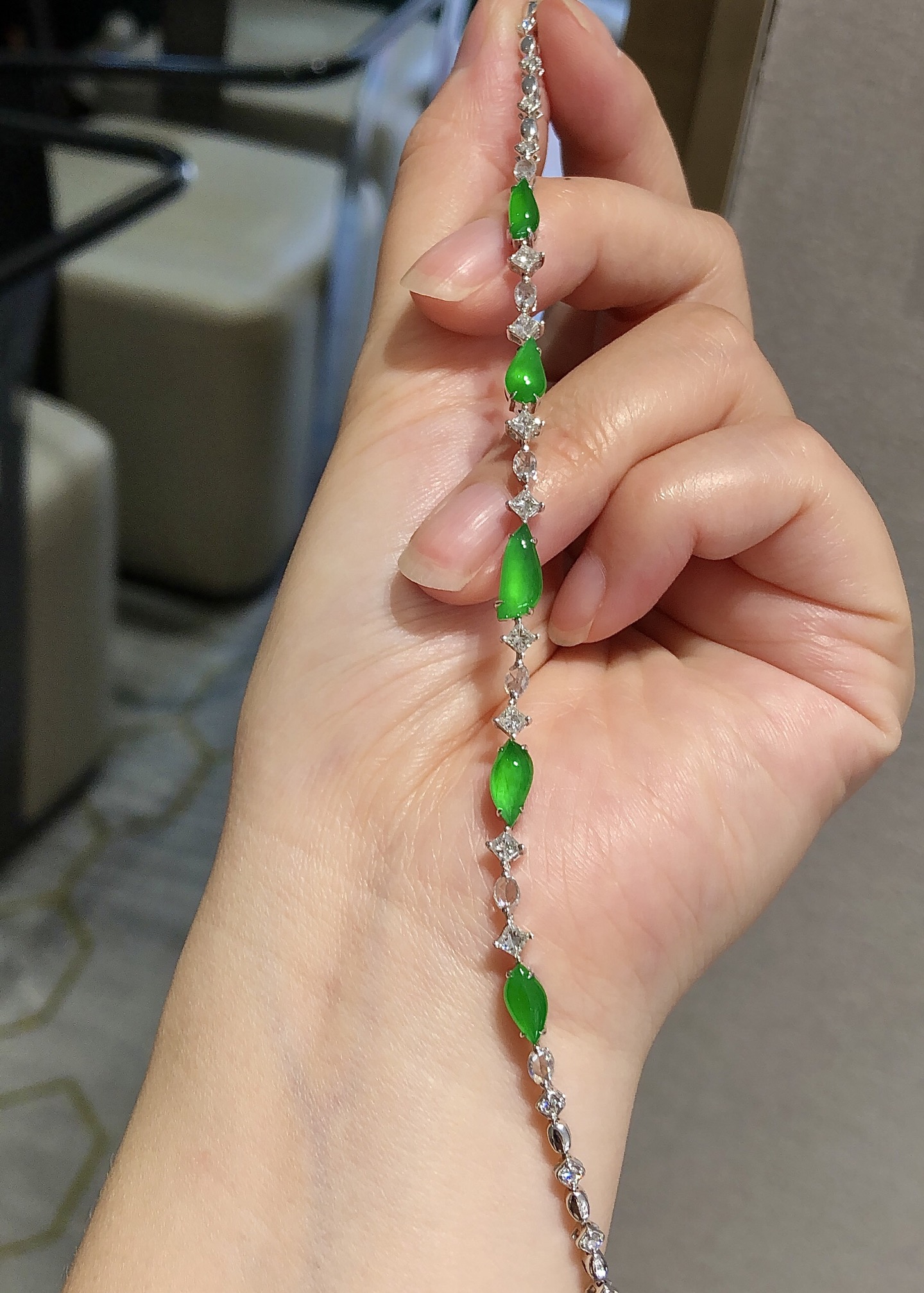 玻璃种正阳绿随形手链 种水透亮起光，饱满均匀的浓郁色泽，简约大气的时尚单品，太心动了 最大裸石10.3×4.4×2.5 ️，10.3-4.4-2.5